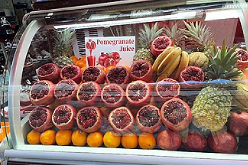 Venta en el Mercado del Carmelo en Isaler de la granada, fruta sagrada para los judíos.