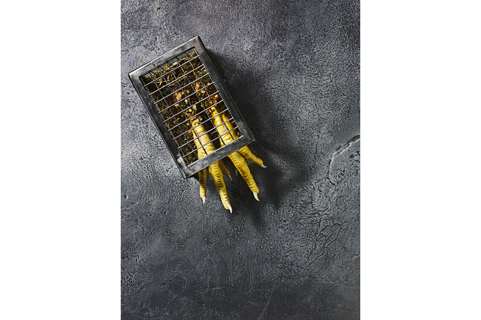 “Burnout chicken”, uno de los platos del restaurante Alchemist, que busca producir la sensación en los comensales de estar sosteniendo “una pata de un animal muerto”.