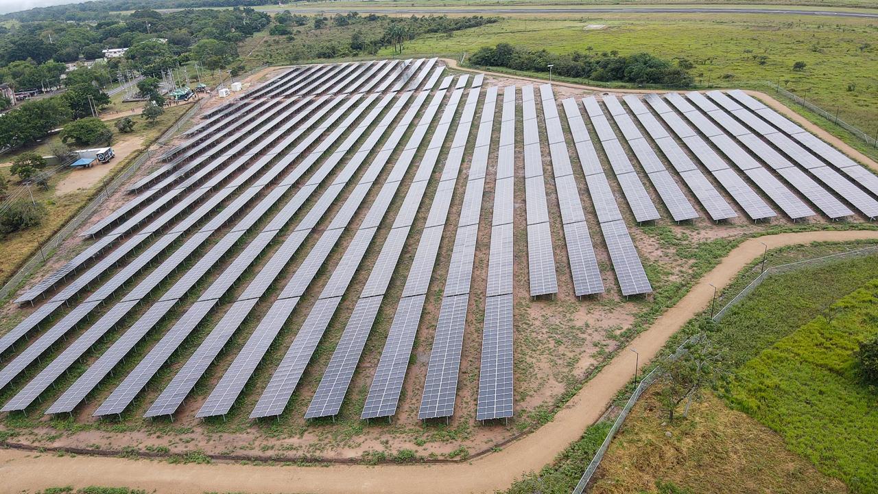Inauguran el primer proyecto de energía solar para el Ejército Nacional