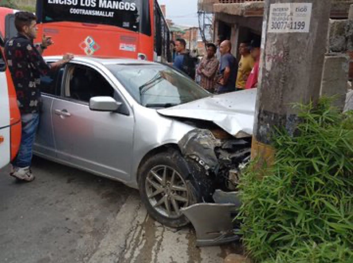 El vehículo quedó sin frenos y colisionó contra un bus y un poste, atropellando a un menor de edad que resultó sin vida.