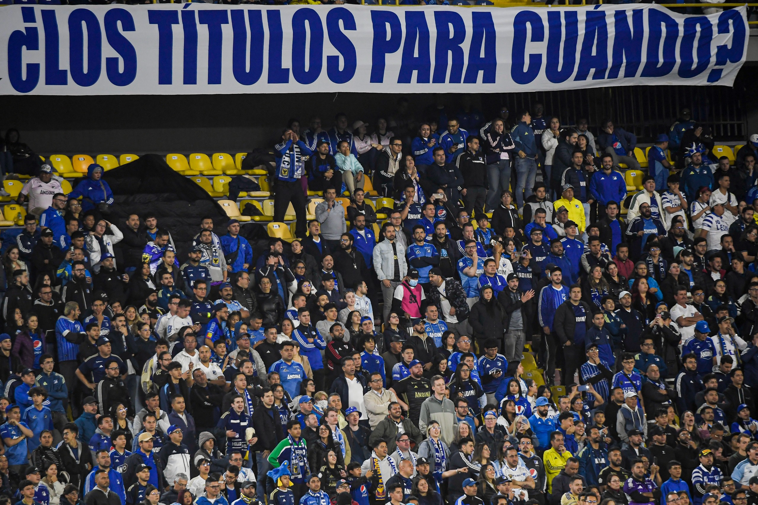 “Primero muere el sol que esta pasión”, se leía en un boletín repartido por la hinchada de Millonarios en El Campín. En él, los aficionados recordaban que el club embajador fue el equipo con mayores ingresos en Colombia durante el último año, pero también uno de los que menos ha invertido. 

Al final, es el hincha de a pie quien sigue acompañando, quien nunca deja de creer y quien representa el verdadero patrimonio del club.