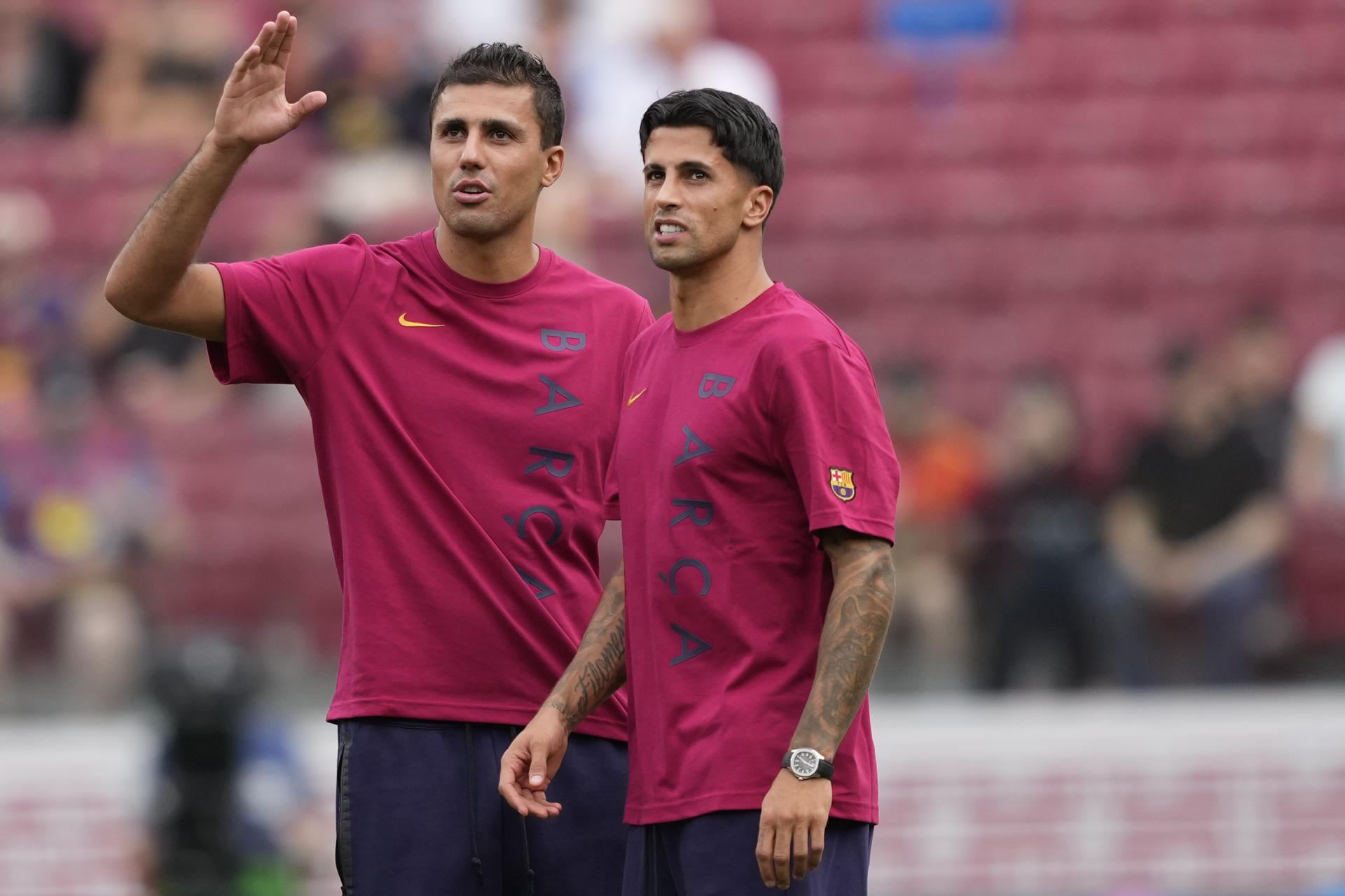 BARCELONA, 19/08/2026.- El centrocampista Rodri (i), último fichaje del Barcelona, junto a varios compañeros, en el terreno de juego momentos antes del partido ante el Al Ahly, correspondiente al Trofeo Joan Gamper, este miércoles en el Camp Nou. EFE/ Quique Garcia