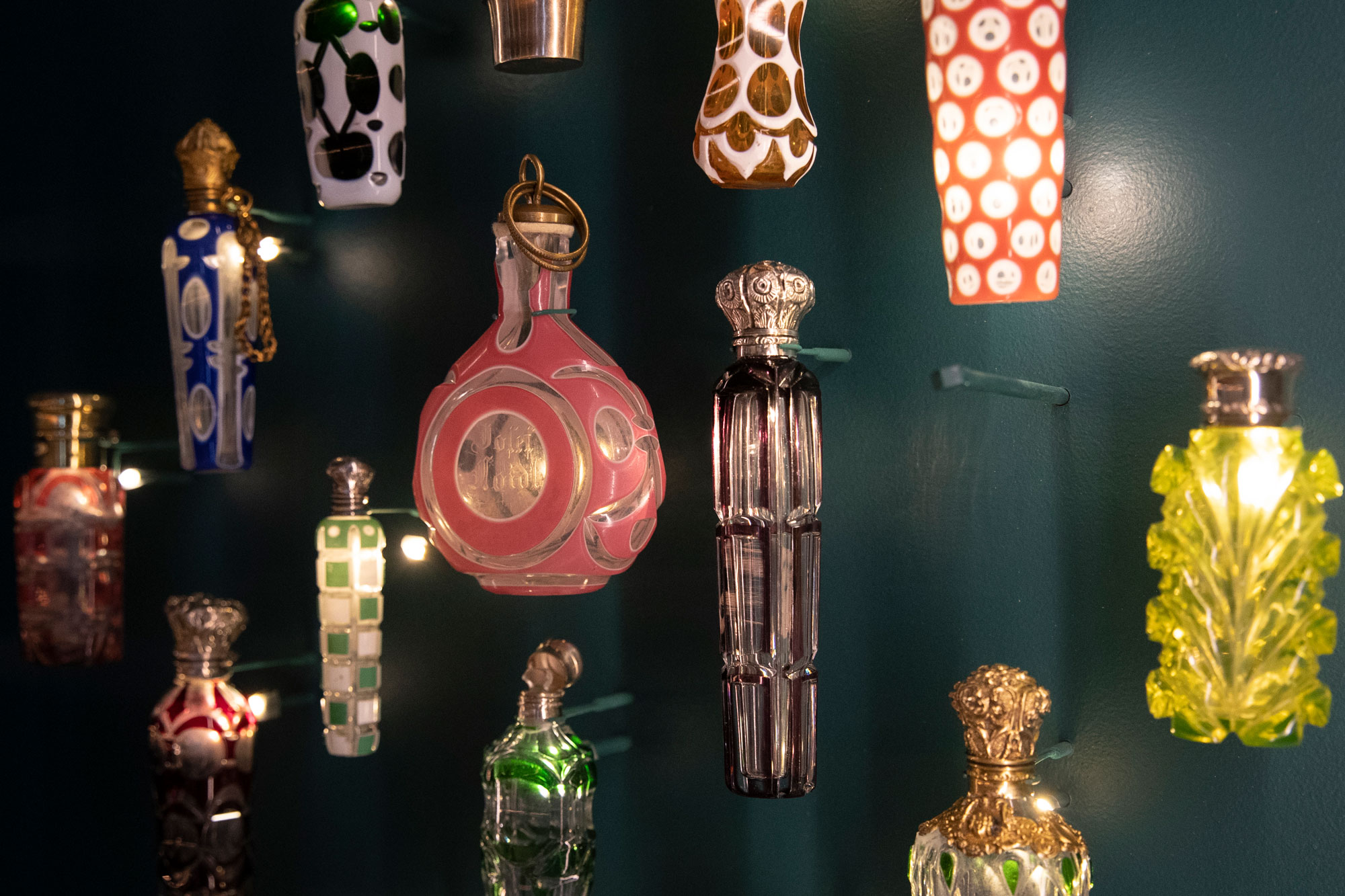 En el siglo XVIII se produjo un cambio: los perfumes, que se volvieron más sutiles, dejaron de usarse para tapar los malos olores del día a día y se convirtieron en una cuestión de placer.