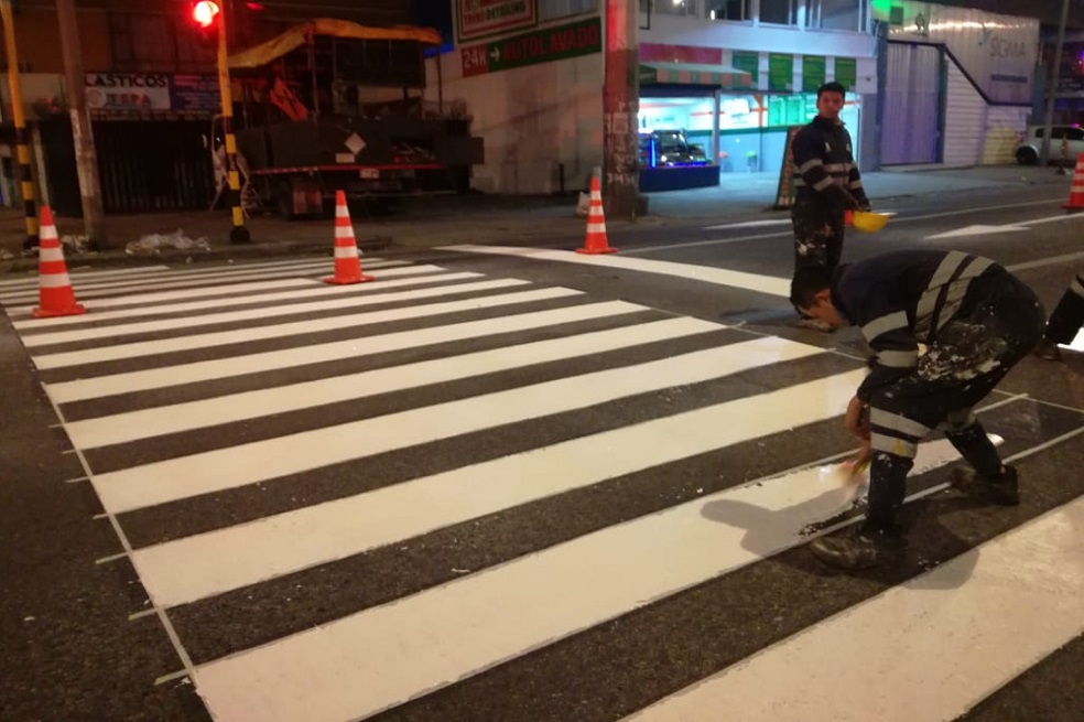Avanza instalación de pasos peatonales y señales de tránsito en Bogotá