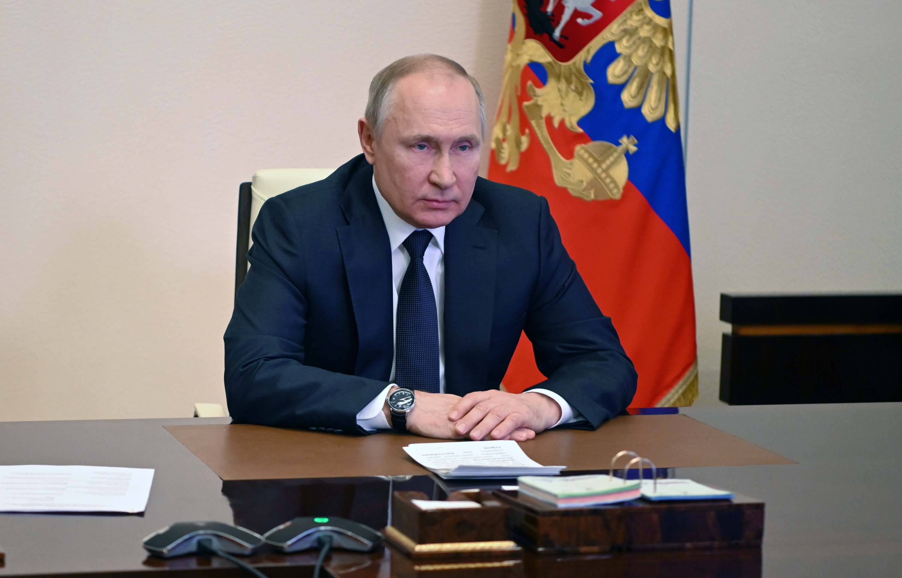 Novo-ogaryovo (Russian Federation), 03/03/2022.- Russian President Vladimir Putin chairs a meeting with members of the Russian Security Council via teleconference call at the Novo-Ogaryovo state residence outside Moscow, Russia, 03 March 2022. Russian troops entered Ukraine on 24 February prompting the country's president to declare martial law and triggering a series of severe economic sanctions imposed by Western countries on Russia. (Rusia, Ucrania, Moscú) EFE/EPA/ANDREY GORSHKOV / KREMLIN POOL/SPUTNIK MANDATORY CREDIT