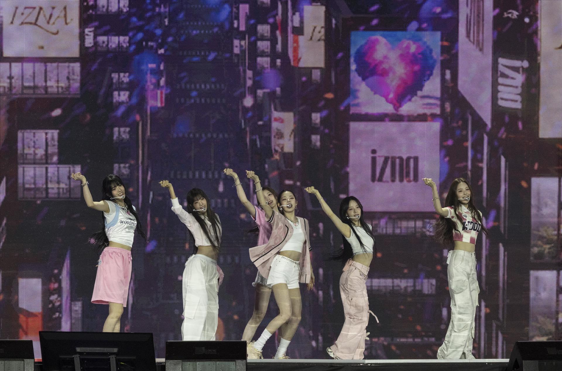 Seoul (Korea, Republic Of), 30/04/2025.- Members of the girl group izna perform during a K-pop concert as part of the 2025 Seoul Spring Festa event, in Seoul, South Korea, 30 April 2025. The Seoul metropolitan government kicked off the large-scale city wide Seoul Spring Festa under the theme 'Make Wonders' running from 30 April to 06 May. (Corea del Sur, Seúl) EFE/EPA/JEON HEON-KYUN
