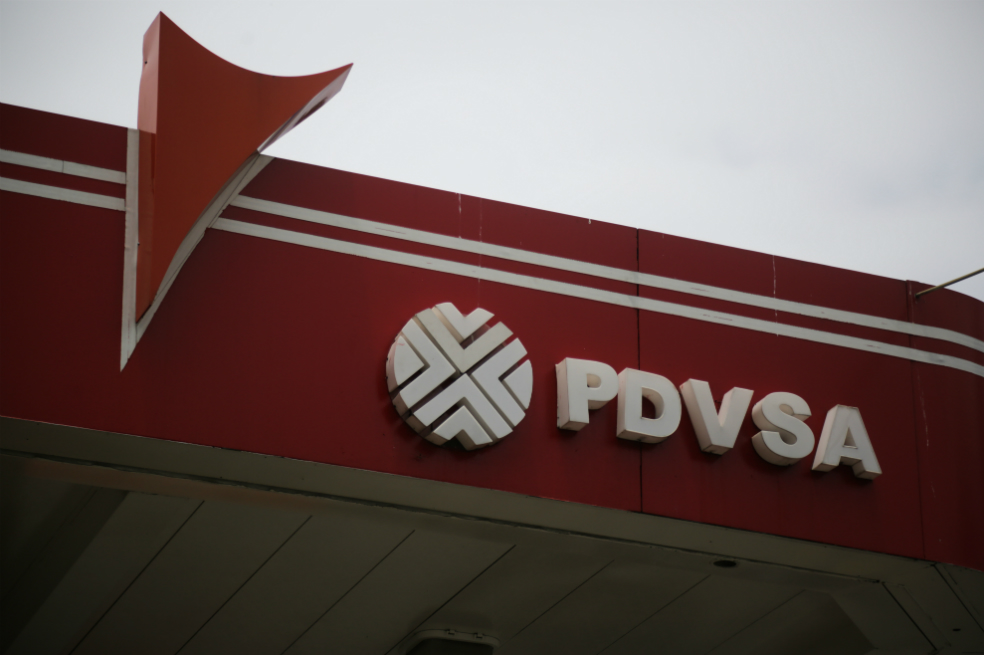 Venezolanos hacen enormes filas para comprar aceite para motor