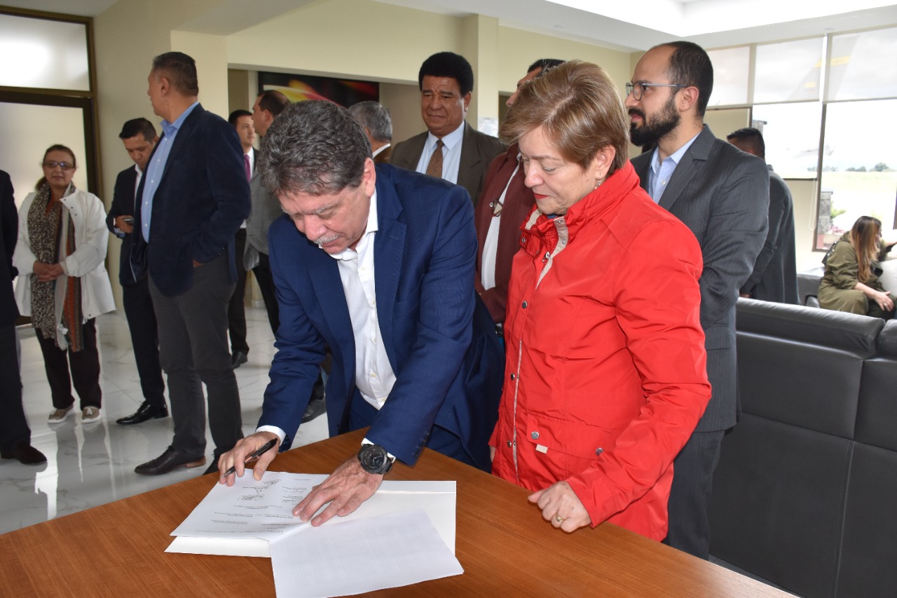 El presidente de la ANDI, Bruce Mac Master, firmó la concertación en presencia de la ministra de Trabajo, Gloria Inés Ramírez.