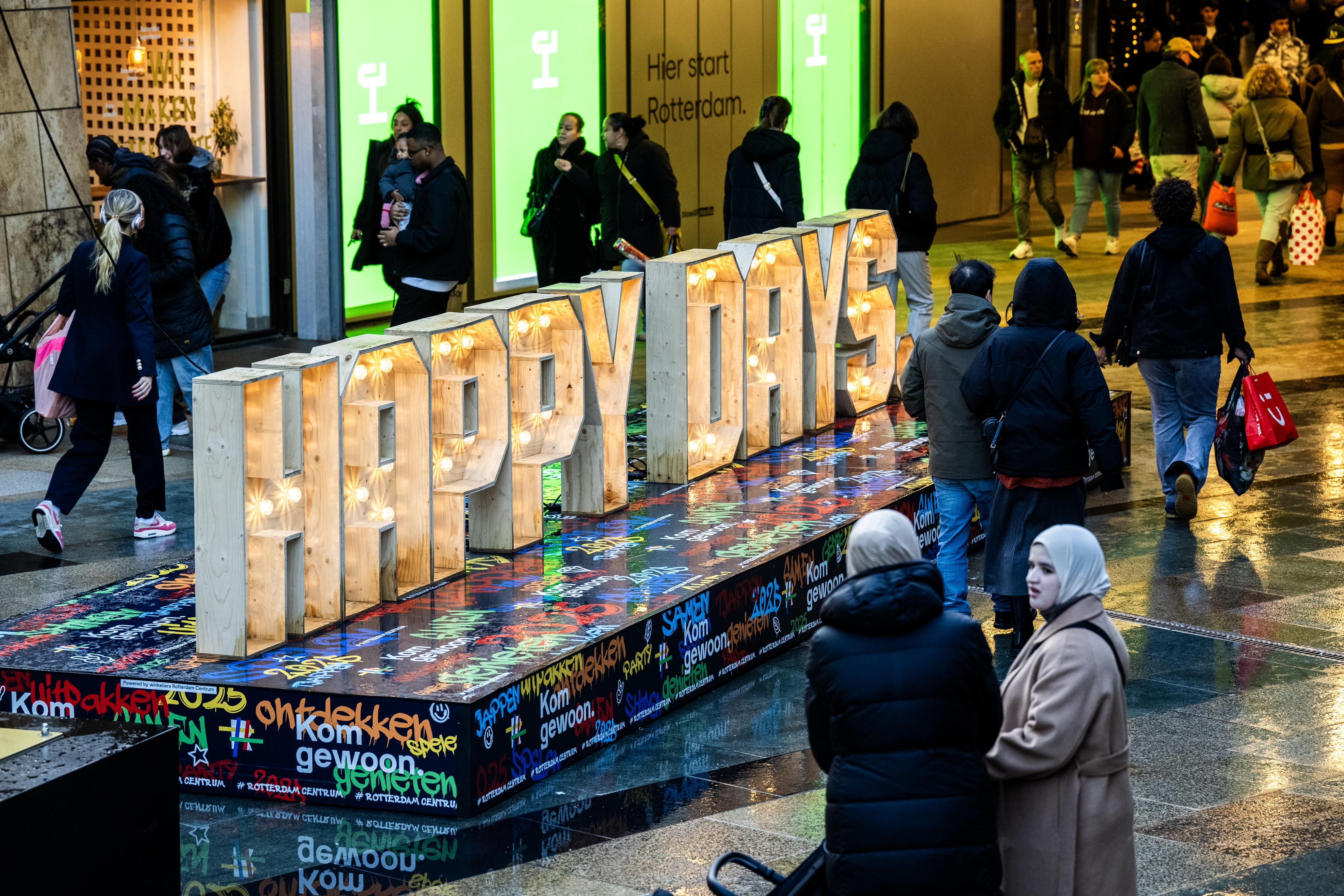 Rotterdam (Netherlands), 22/12/2024.- People walk ahead of Christmas in the main shopping street Lijnbaan in Rotterdam, Netherlands, 22 December 2024, to do shopping for the holidays. (Países Bajos; Holanda) EFE/EPA/FRANK DE ROO