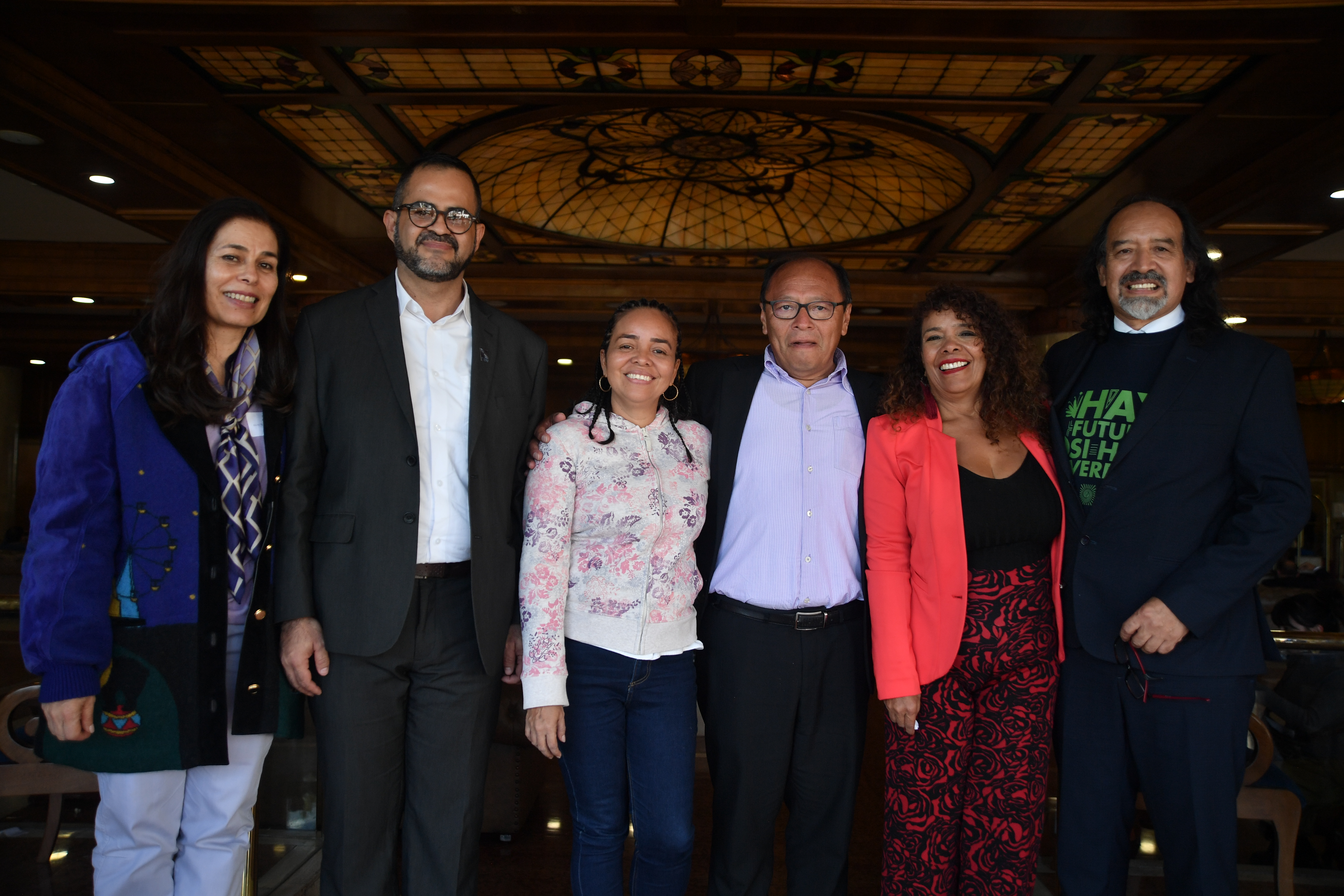 Integrantes de este comité: Dorys Ardila, docente investigadora; Wilson Castañeda, director de la corporación Caribe Afirmativo; Julia Cogollo, lideresa afro del Caribe; Armando Valbuena, líder indígena wayúu, exdirector de la ONIC; Marina Gallego, Fundadora y coordinadora de la Ruta Pacífica de Mujeres y Marco Romero, director de la Consultoría para los Derechos Humanos y el Desplazamiento (Codhes) (izq-der).
