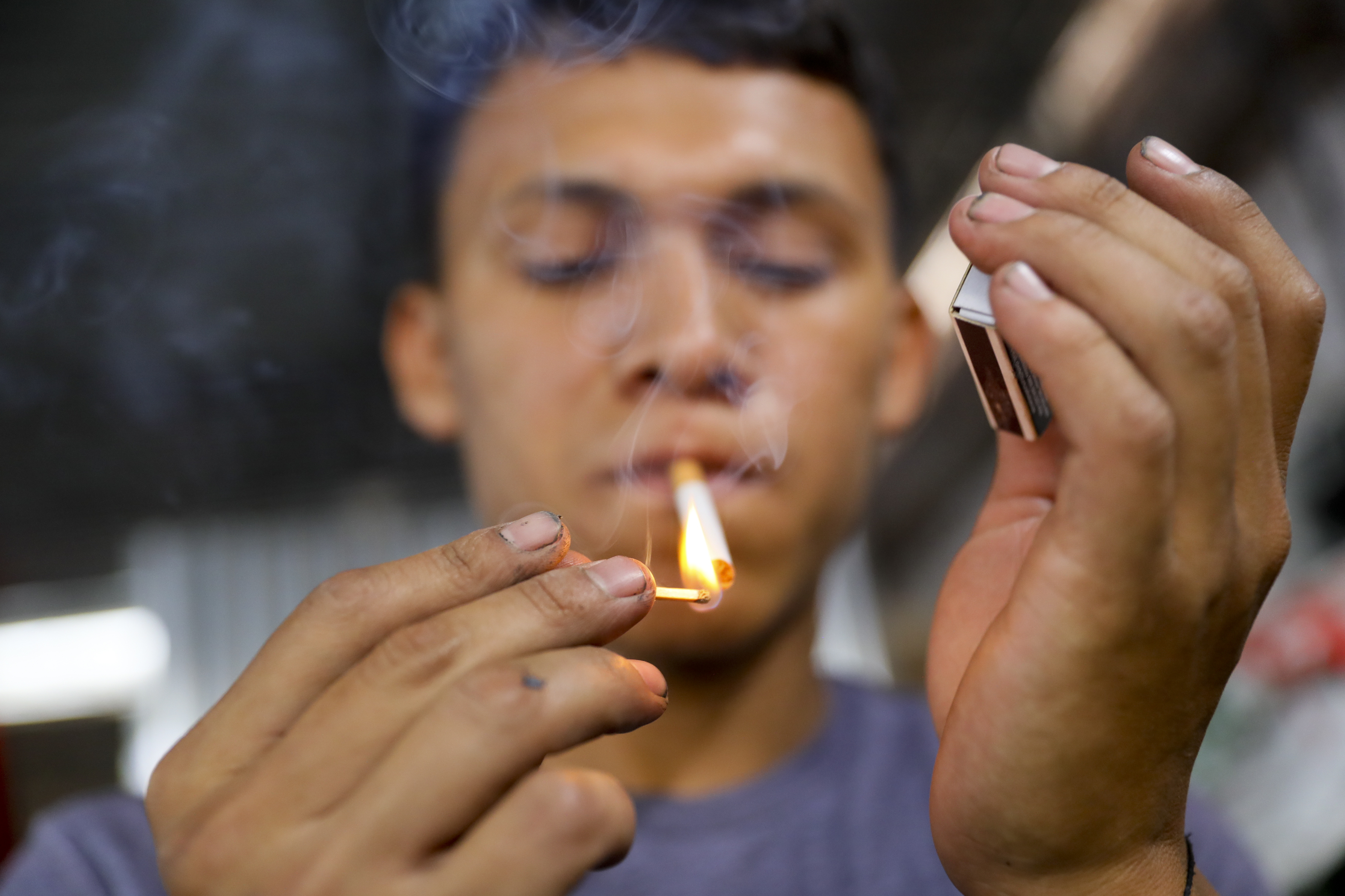Soñar con fumar es un augurio de mala suerte. Presta atención a su significado