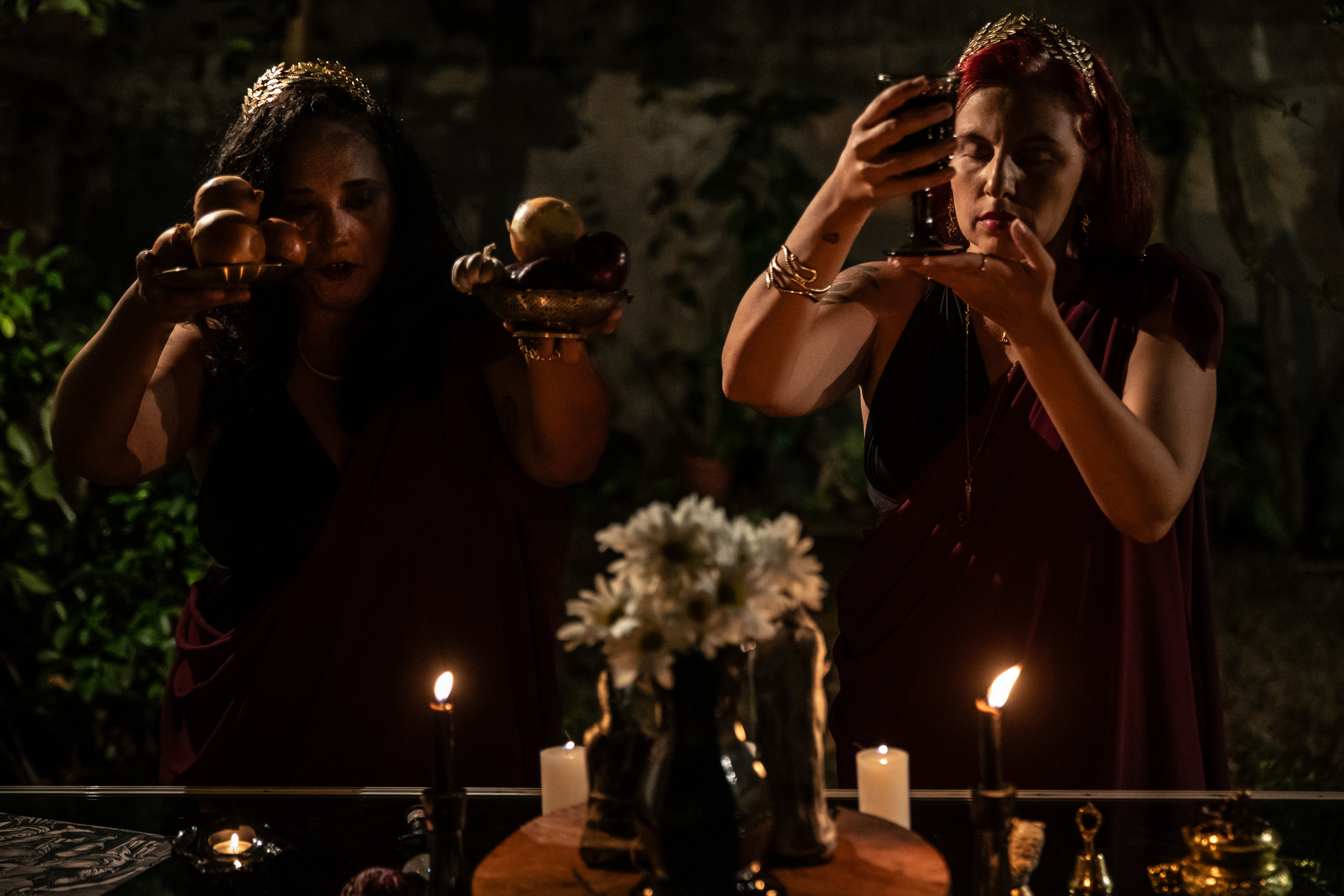 AME6176. NOVA IGUAÇU (BRASIL), 23/06/2024.- Las Sacerdotisas Αρχιερείες Syrinx Sycorax y Atiye Vivá, seguidoras de la brujería de la tradición tesalónica, realizan el ritual de Esbá de las Moiras, el 22 de junio de 2024 en la ciudad de Nova Iguaçu, en Río de Janeiro (Brasil). Según la tradición, cuando la luna llena se encuentra en la casa astrológica de Capricornio, es el momento propicio para realizar hechizos de deseos y rituales solicitando la intervención de estas deidades femeninas. EFE/André Coelho