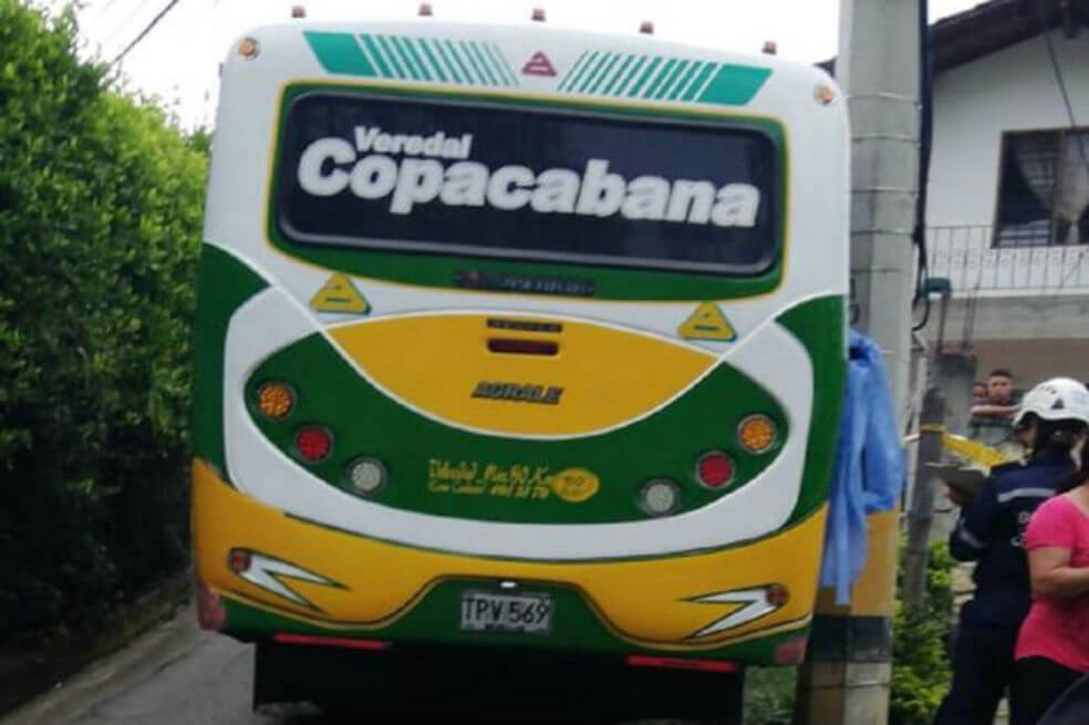 Un niño murió en Copacabana tras sacar la cabeza por la ventana de un bus