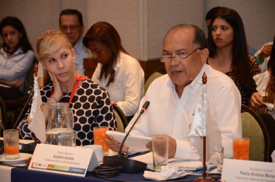 Amylkar Acosta al momento de leer su carta de renuncia / Federación de Departamentos