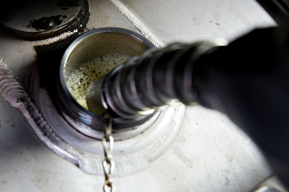 Mezclar gasolina extra con gasolina corriente puede tener efectos positivos y negativos en el rendimiento del combustible. Al combinar estos dos tipos de gasolina, se mejora el octanaje de la gasolina corriente, lo que puede beneficiar el funcionamiento del motor.