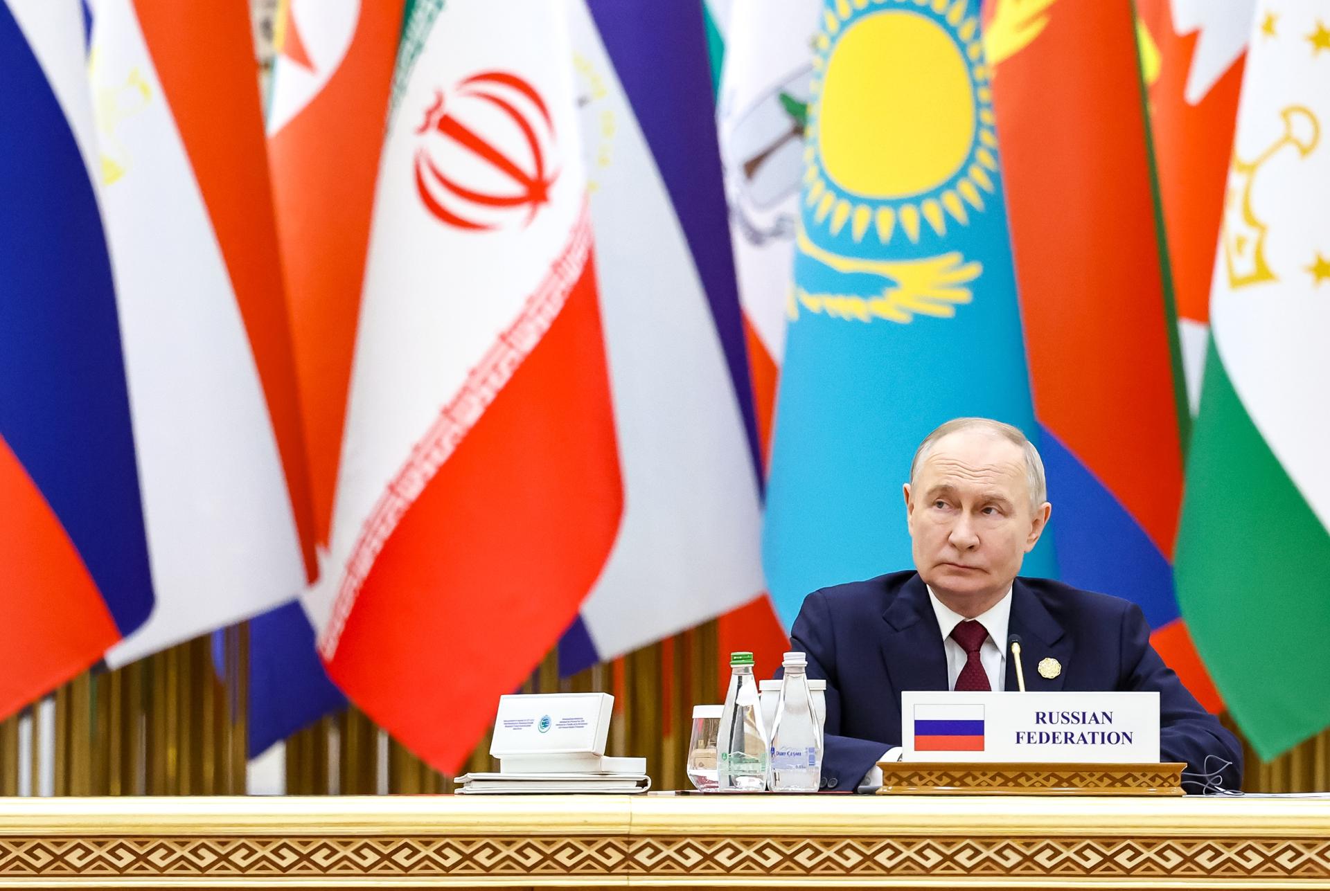 ASHGABAT (Turkmenistan), 12/12/2025.- Russian President Vladimir Putin attends a plenary session of the International Forum dedicated to the International Year of Peace and Trust, the International Day of Neutrality, and the 30th anniversary of Turkmenistan's neutrality status, at the Congress Centre in Ashgabat, Turkmenistan, 12 December 2025. (Rusia) EFE/EPA/ALEXANDER KAZAKOV / SPUTNIK / KREMLIN POOL MANDATORY CREDIT
