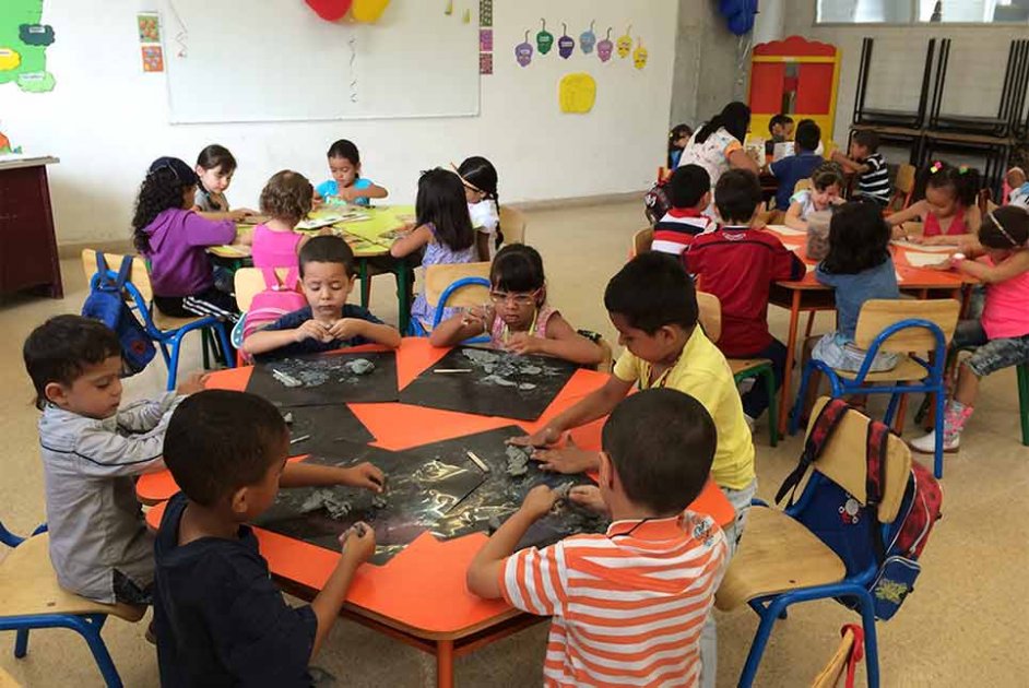 Niños felices en las aulas