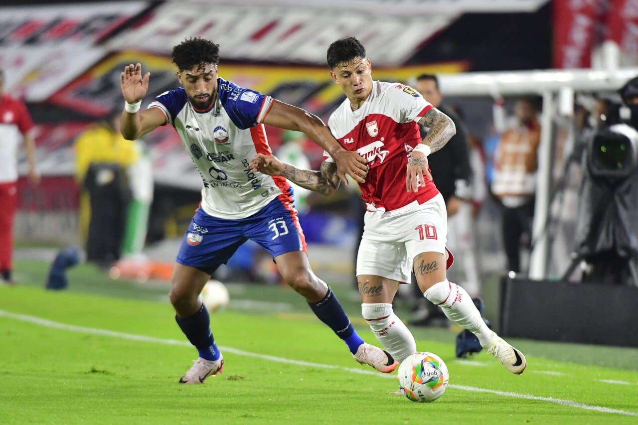 Wiston Fernández (Alianza) pelea una pelota con Alexis Zapata (Santa Fe) en los primeros minutos del partido. El '10' cardenal presentó molestias físicas y tuvo que ser sustituido antes del descanso.