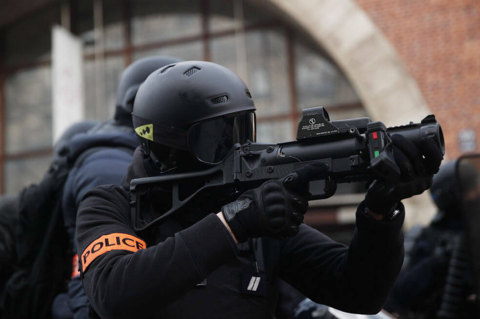 Macron reprocha el comportamiento de la policía en Francia durante protestas