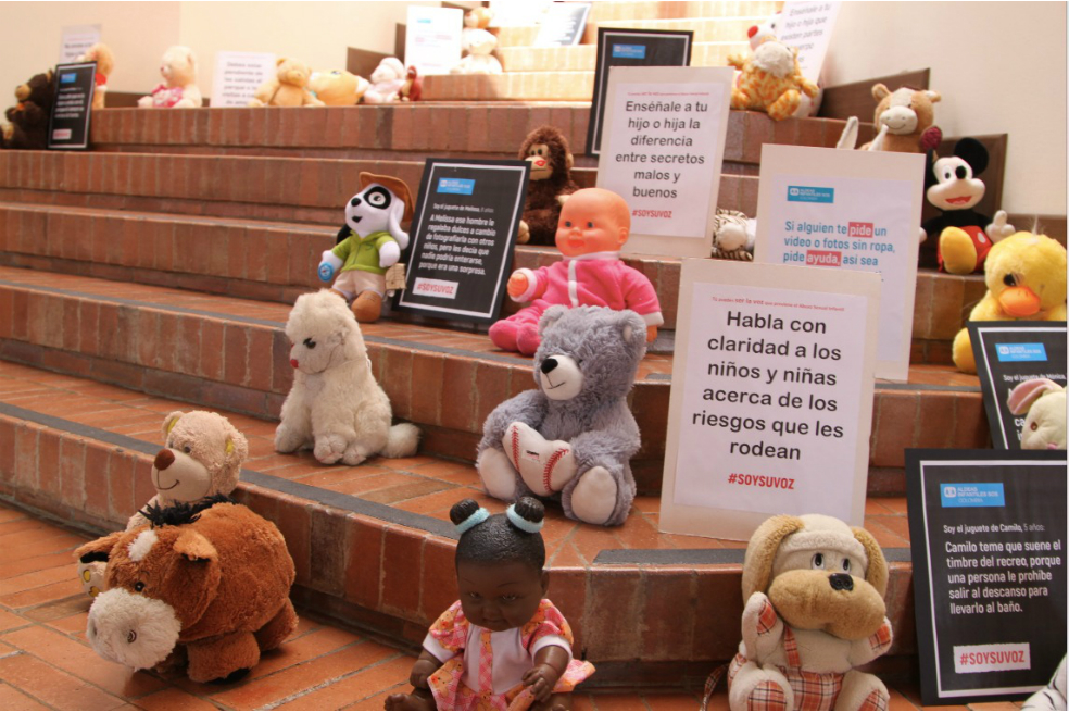 Plantón de juguetes contra el abuso sexual infantil en Colombia