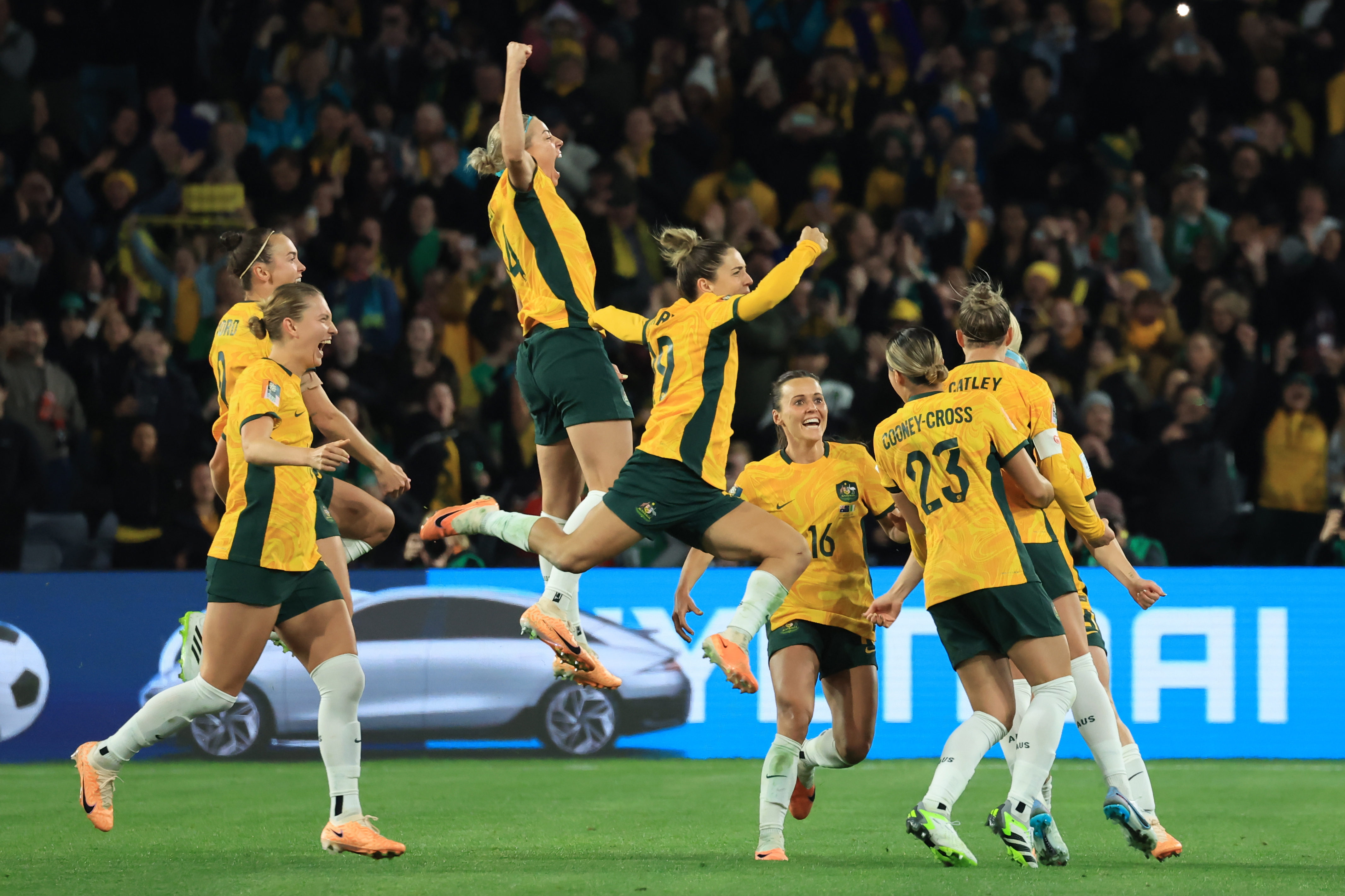 Sydney (Australia), 20/07/2023.- Australia'Äôs players celebrate a penalty goal during the FIFA Women's World Cup 2023 soccer match between Australia and the Republic of Ireland at Stadium Australia in Sydney, Australia, 20 July 2023. (Mundial de Fútbol, Irlanda) EFE/EPA/MARK EVANS NO ARCHIVING, EDITORIAL USE ONLY AUSTRALIA AND NEW ZEALAND OUT