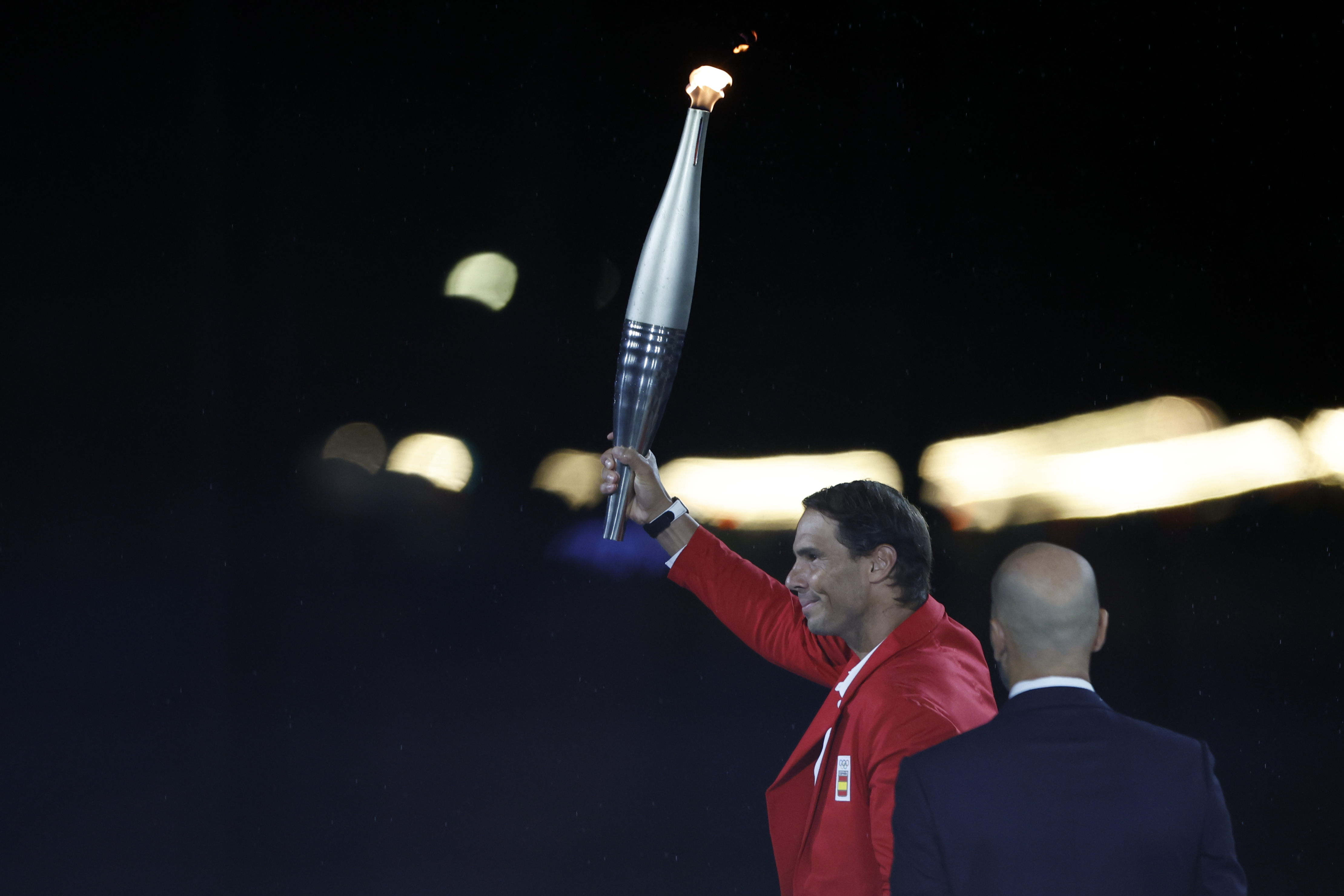 PARÍS (FRANCIA), 26/07/2024.- El tenista español Rafa Nadal (i) recoge la antorcha olímpica de manos del exfutbolista Zinedine Zidane en la Plaza del Trocadero durante la ceremonia de inauguración de los Juegos Olímpicos de París 2024, este viernes en la capital francesa. EFE/Juanjo Martín