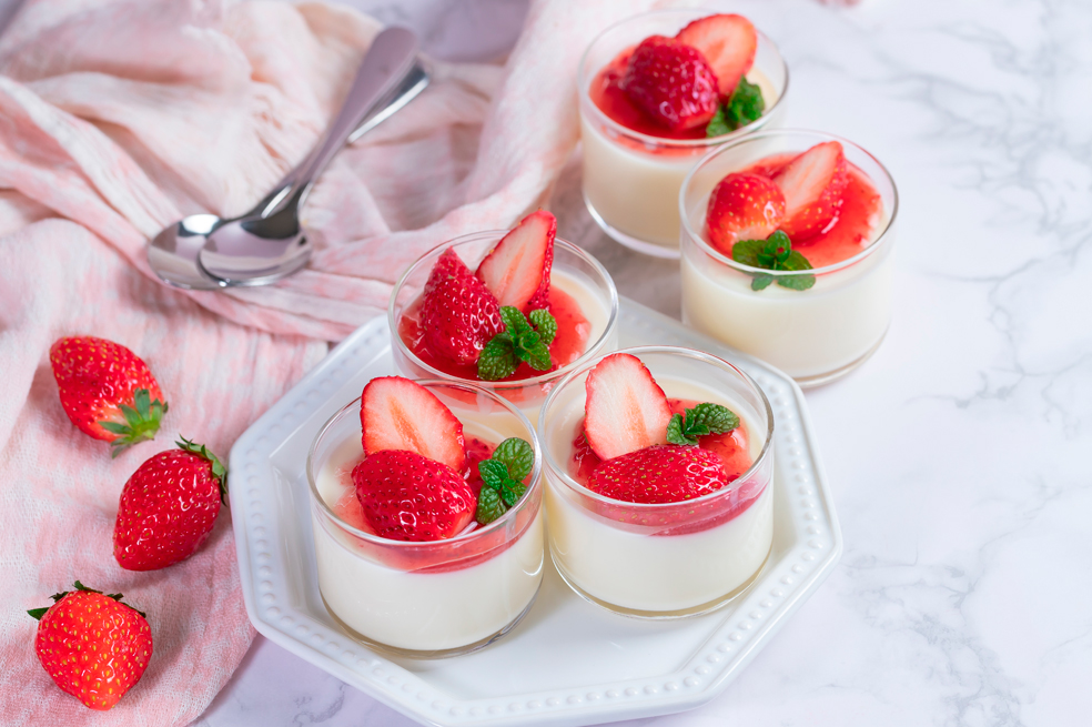 ¿Cómo hacer una panna cotta de frutos rojos sin horno?