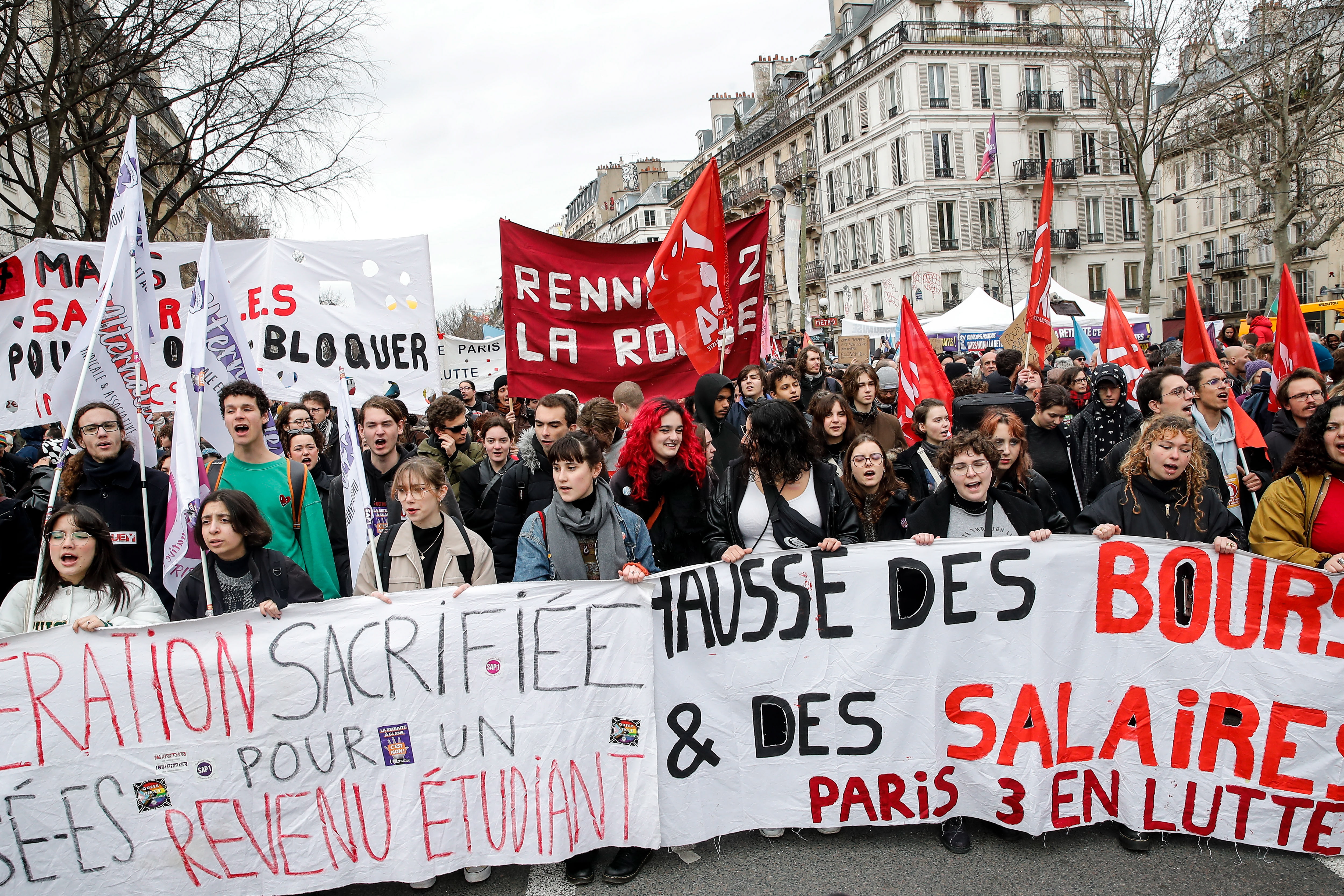 Senado francés aprueba reforma de pensiones, protestas pierden fuerza
