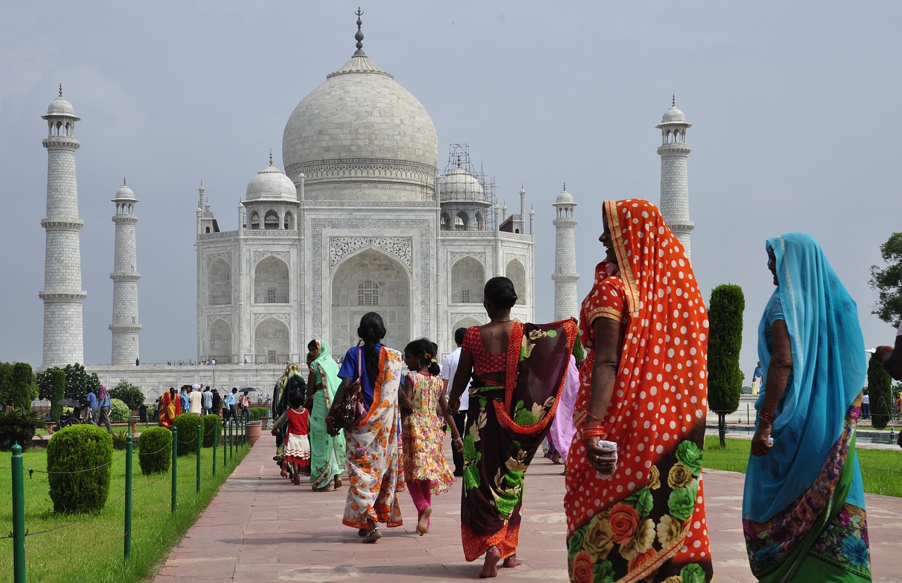 Tras unos años difíciles para los viajes, la India vuelve al mapa con nuevas rutas aéreas desde Europa y América que facilitan el acceso a enclaves tan queridos como Delhi, Bombay, Goa y Kerala; y nuevas conexiones a los estados del noreste. Los ferrocarriles indios se renuevan con flamantes trenes nuevos en toda la red. Para los viajeros con antojo de dosas y templos es el momento para regresar a este colorido país.