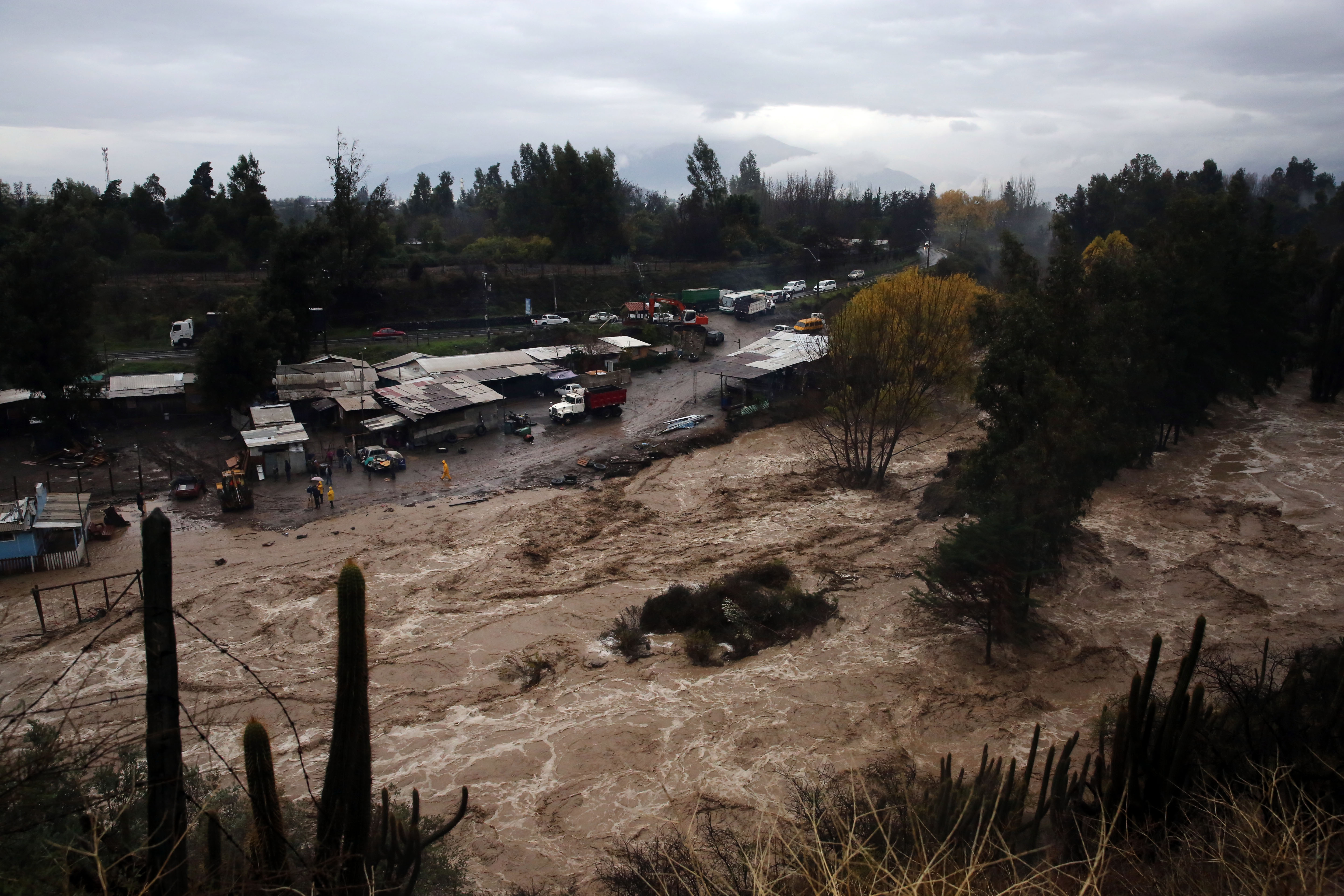 Los desbordamientos de dos ríos de Santiago de Chile dejan más de 300 damnificados
