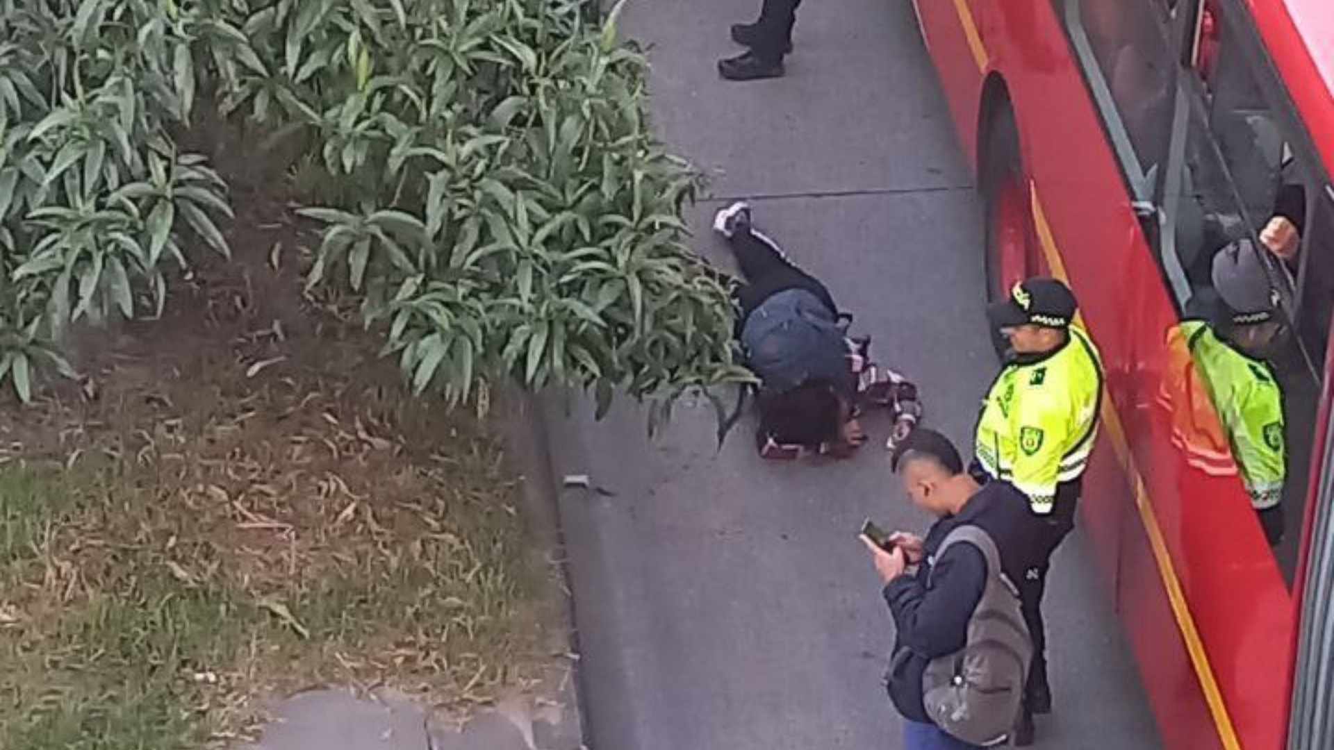 A mujer que caminaba por carril preferencial de TM la atropelló un articulado