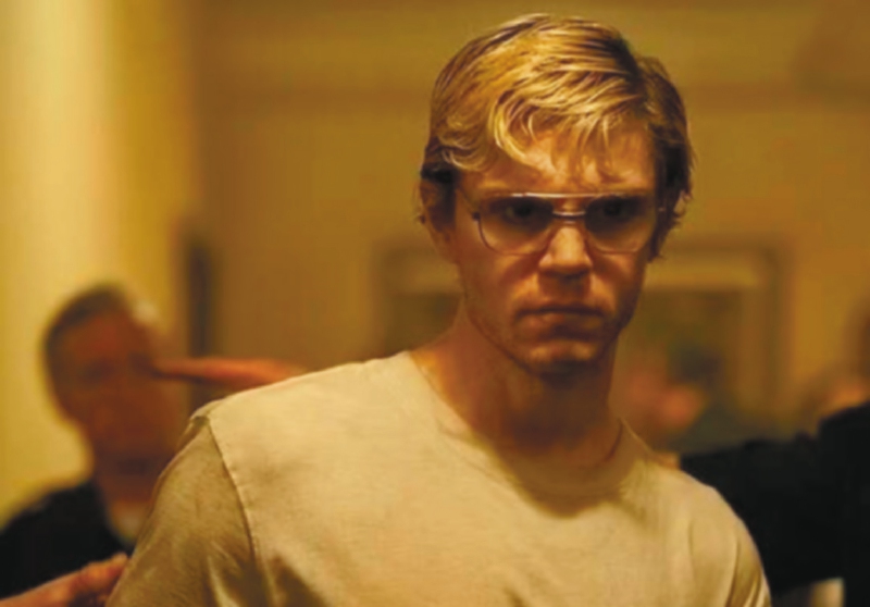 Evan Peters interpretando a Jeffrey Dahmer en la miniserie “Dahmer”. 