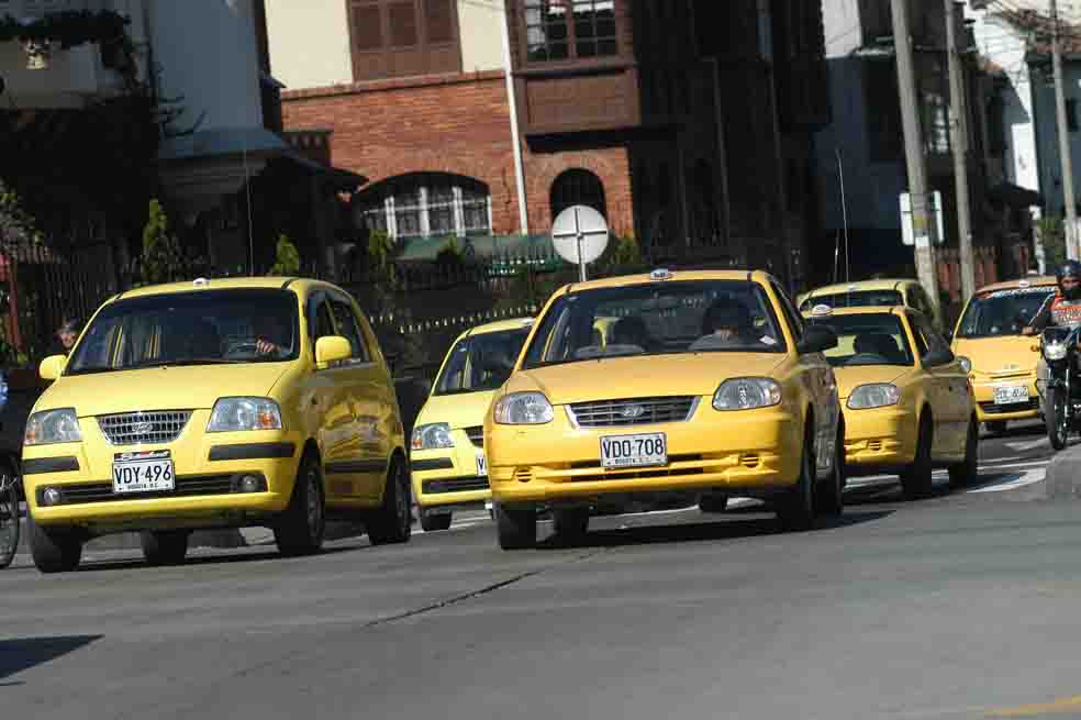 Urgen cambios de fondo en servicio de taxis