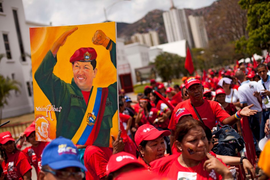 Condecoran a médicos cubanos que atendieron a Hugo Chávez