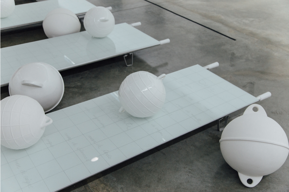 Libia Posada. Atlas. Instalación: Camillas de combate, vidrio, bollas en cerámica. Detalle. 2009-2020. Dimensiones variables.