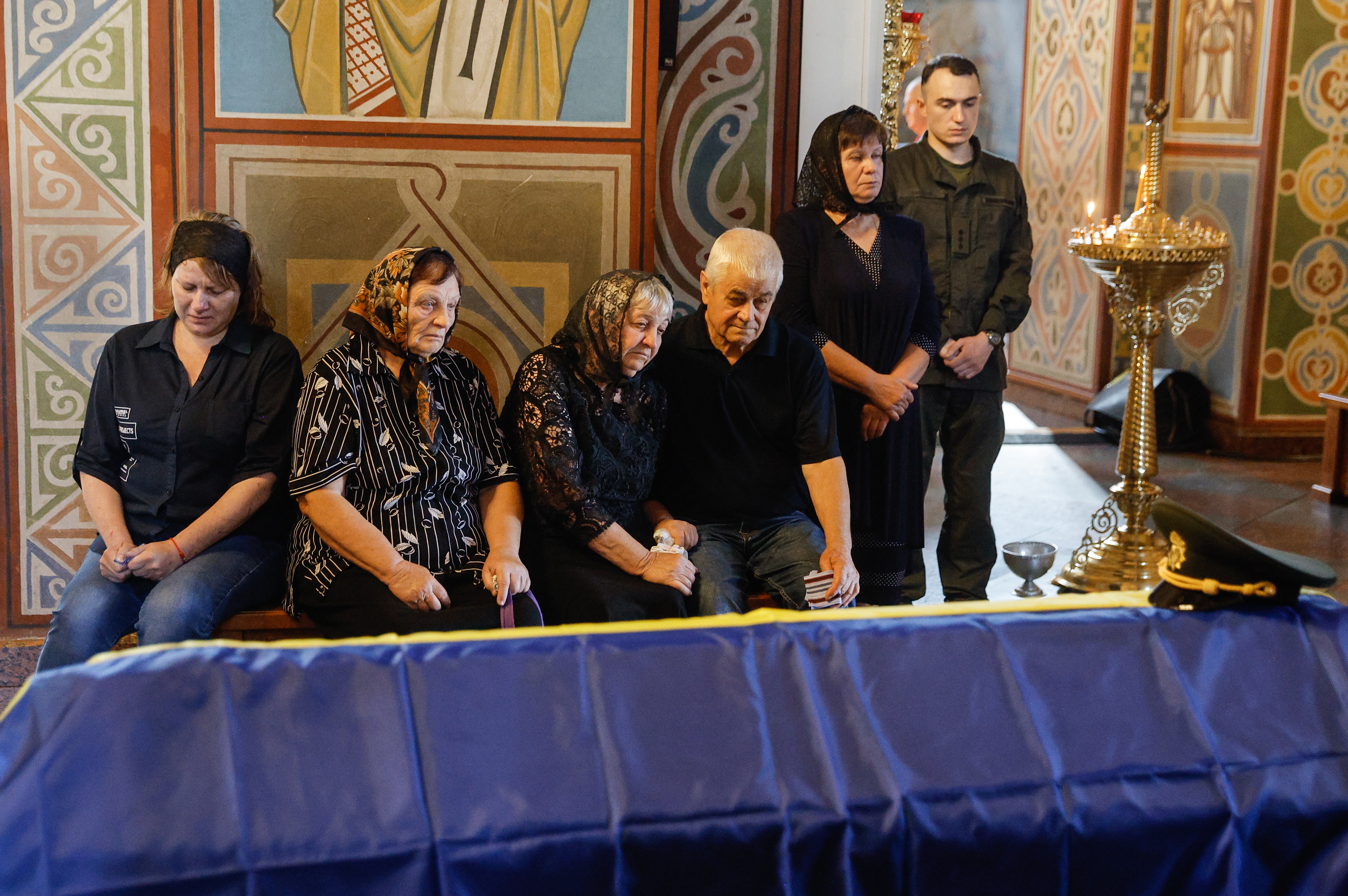 Kyiv (Ukraine), 25/09/2023.- Relatives, friends, and comrades of late Ukrainian serviceman Sergiy Radiuk with the nickname Levsha (Left-hander) react during his funeral ceremony at the St. Mykhailivsky Cathedral in Kyiv, Ukraine, 25 September 2023, amid the Russian invasion. The serviceman of General Kulchytsky battalion died in combat during the battle in eastern Ukraine. (Rusia, Ucrania, Kiev) EFE/EPA/SERGEY DOLZHENKO