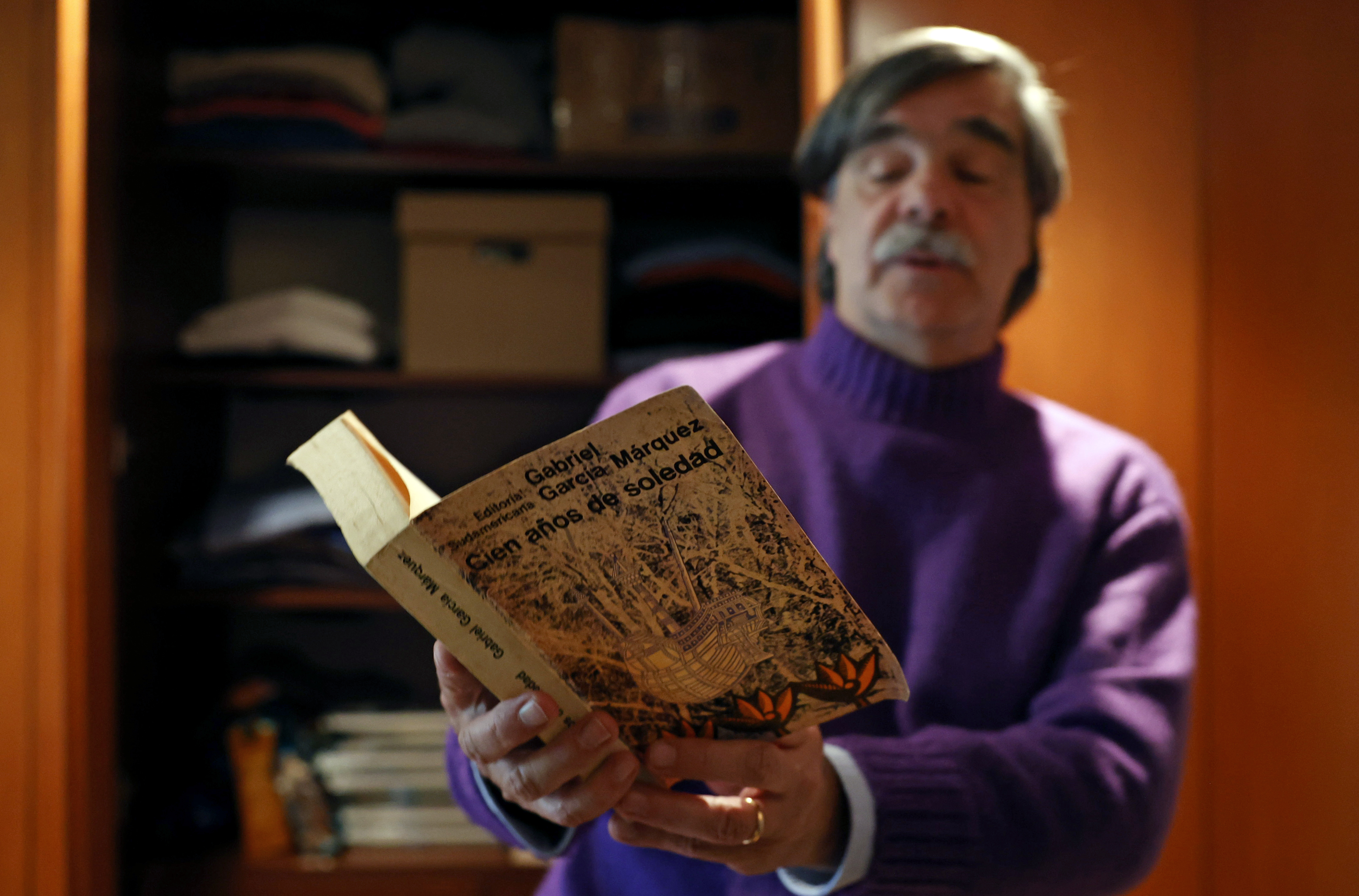 ACOMPAÑA CRÓNICA: GARCÍA MÁRQUEZ - AME9160. BOGOTÁ (COLOMBIA), 09/12/2022.- El escritor colombiano Gonzalo Mallarino Flórez lee un párrafo del libro "Cien Años de Soledad" durante una entrevista con EFE, el 6 de diciembre de 2022, en Bogotá (Colombia). Hace 40 años, en el frío diciembre de 1982, Gabriel García Márquez recibía en Estocolmo el Premio Nobel de Literatura, un reconocimiento a su genialidad para plasmar en novelas a "todo un continente", recuerda el escritor colombiano Gonzalo Mallarino Flórez, que fue testigo de ese momento histórico. EFE/ Mauricio Dueñas Castañeda