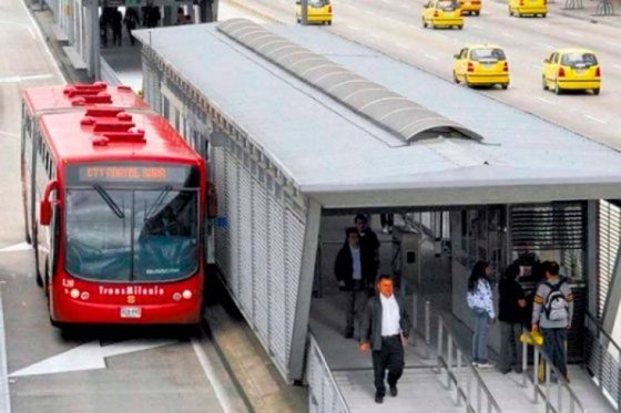 Habitante de calle lanzó químico a uniformado tras impedirle que ingresara a TransMilenio