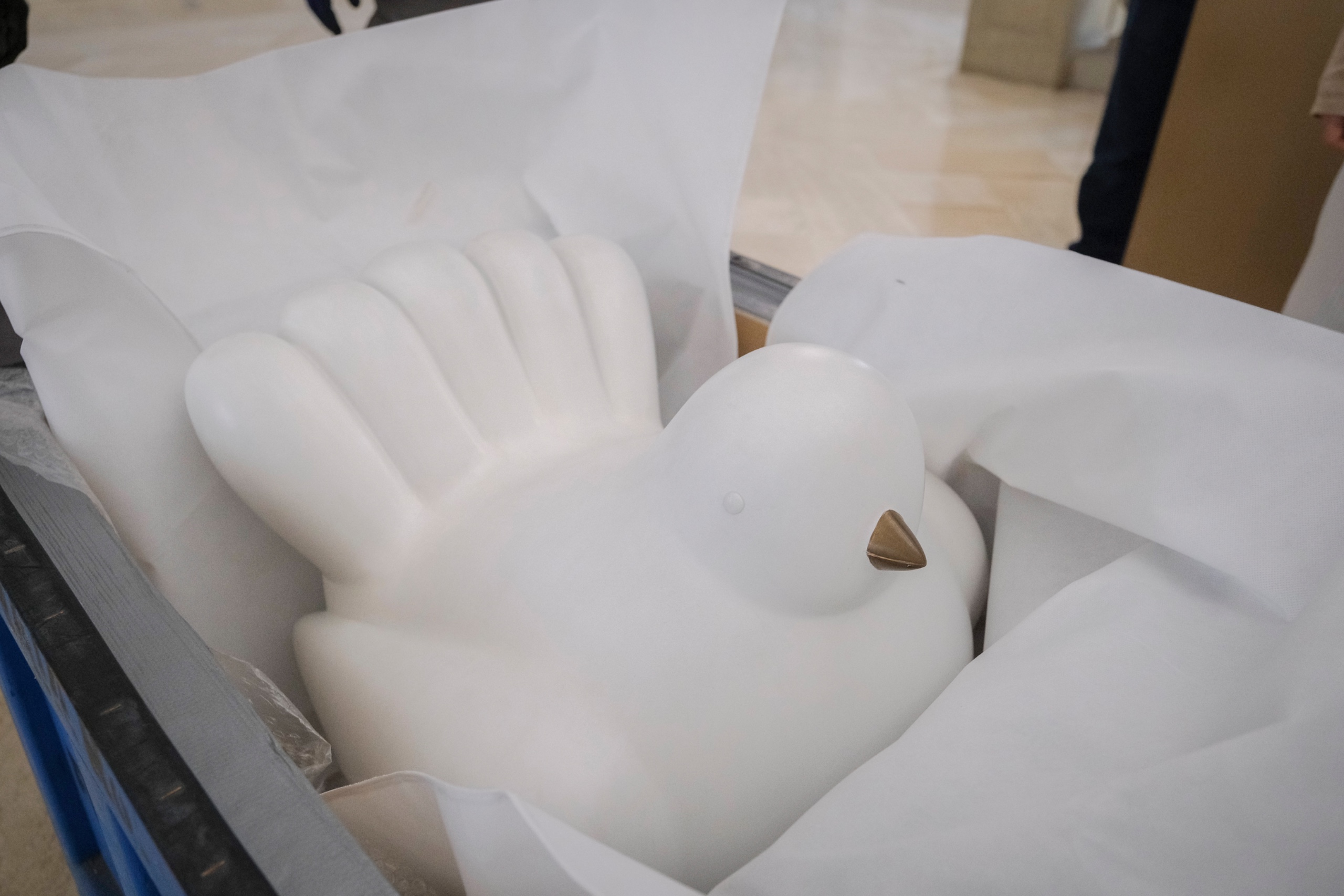 Así se realizó el traslado de "La Paloma de la Paz" de Fernando Botero desde la Casa de Nariño al Museo Nacional.