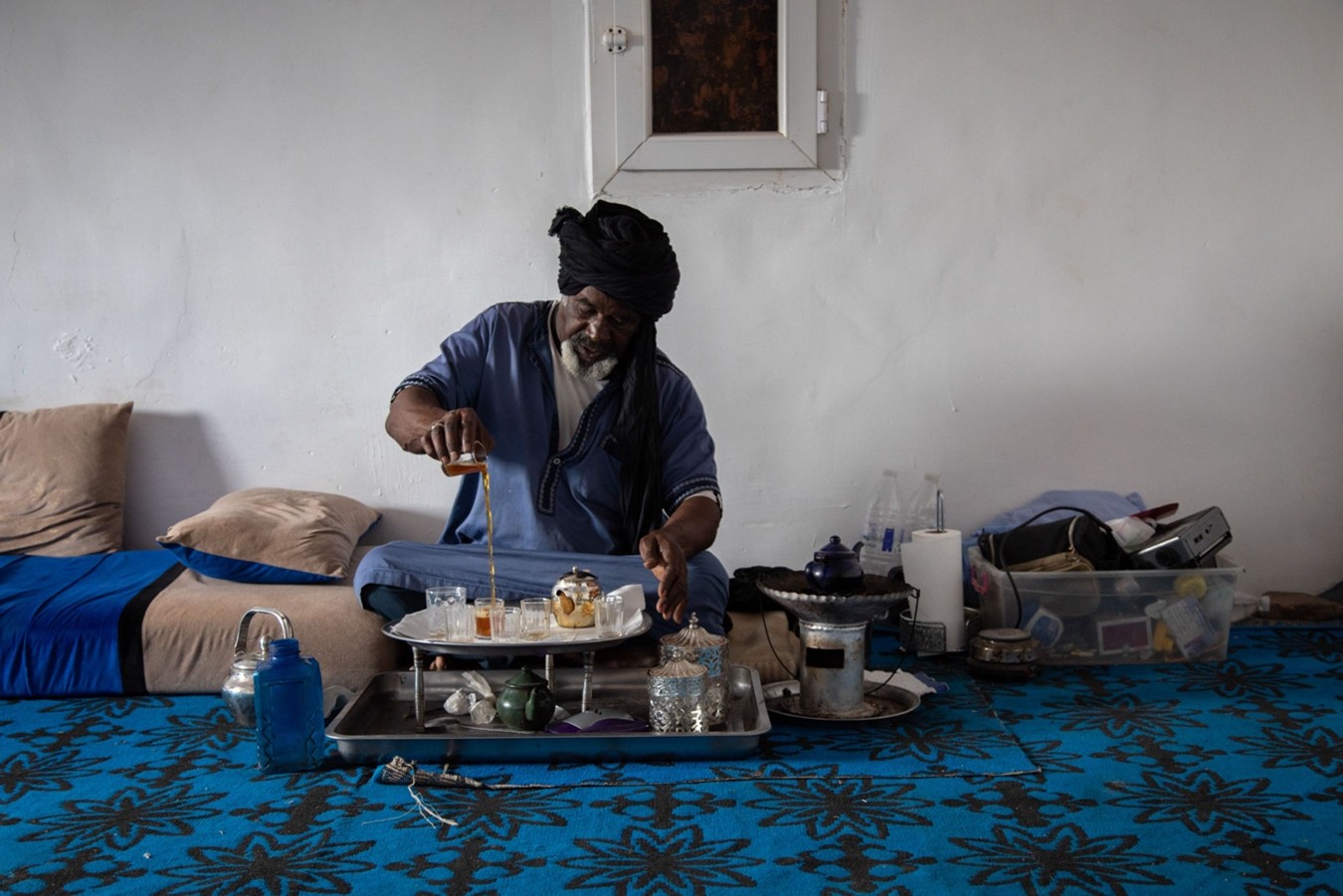 Bamba prepara el té. Más que una bebida, es un ritual de encuentro y acogida. Campamentos de refugiados saharauis, Tinduf, Argelia.