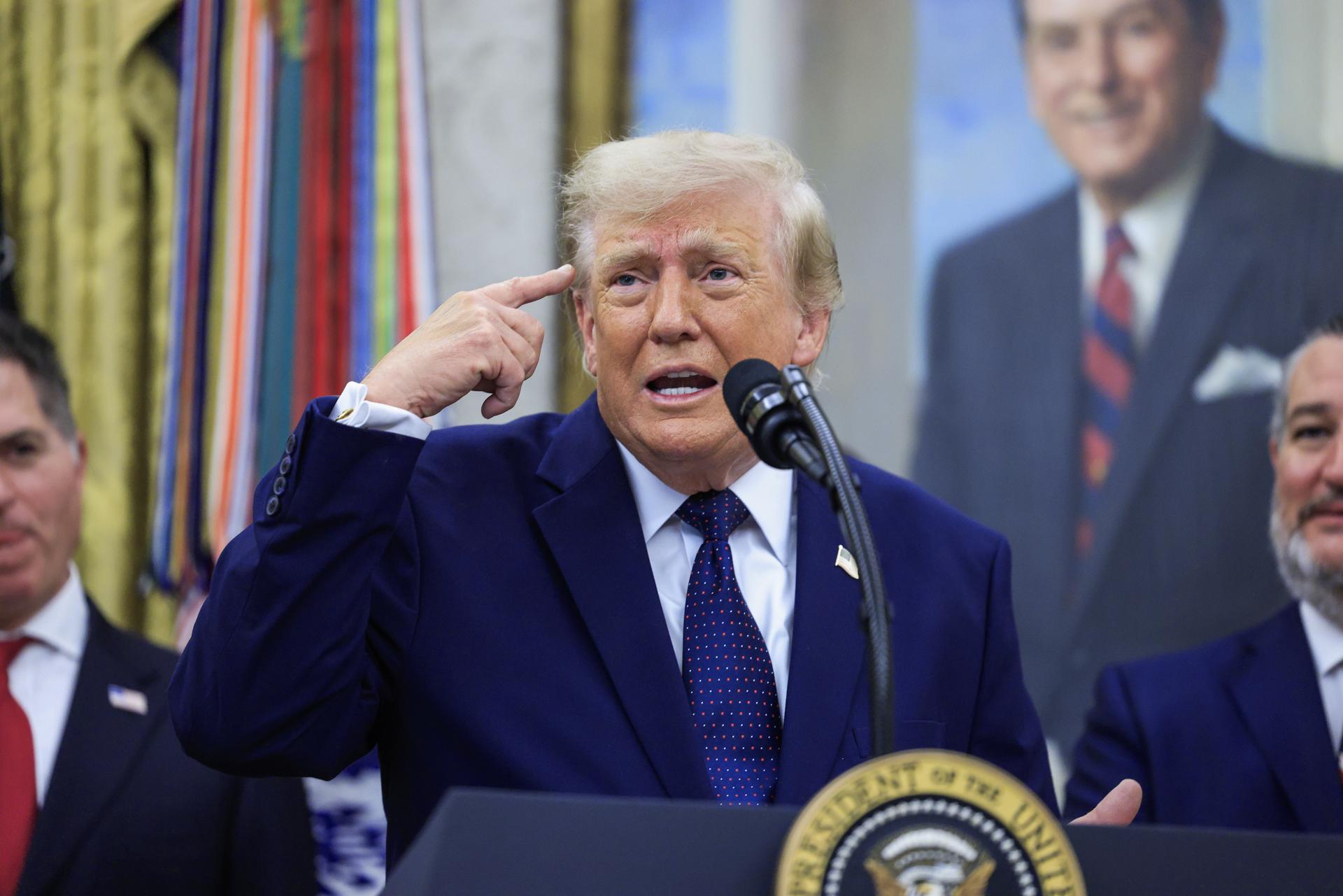 WASHINGTON (USA), 06/07/2026.- US President Donald J. Trump speaks on the first day of trading for Trump Accounts in the Oval Office of the White House in Washington, DC, USA, 06 July 2026. Trump Accounts grant eligible US children born between 2026 and 2028 USD 1000.00 to fund ‘starter’ IRAs. EFE/EPA/SHAWN THEW / POOL