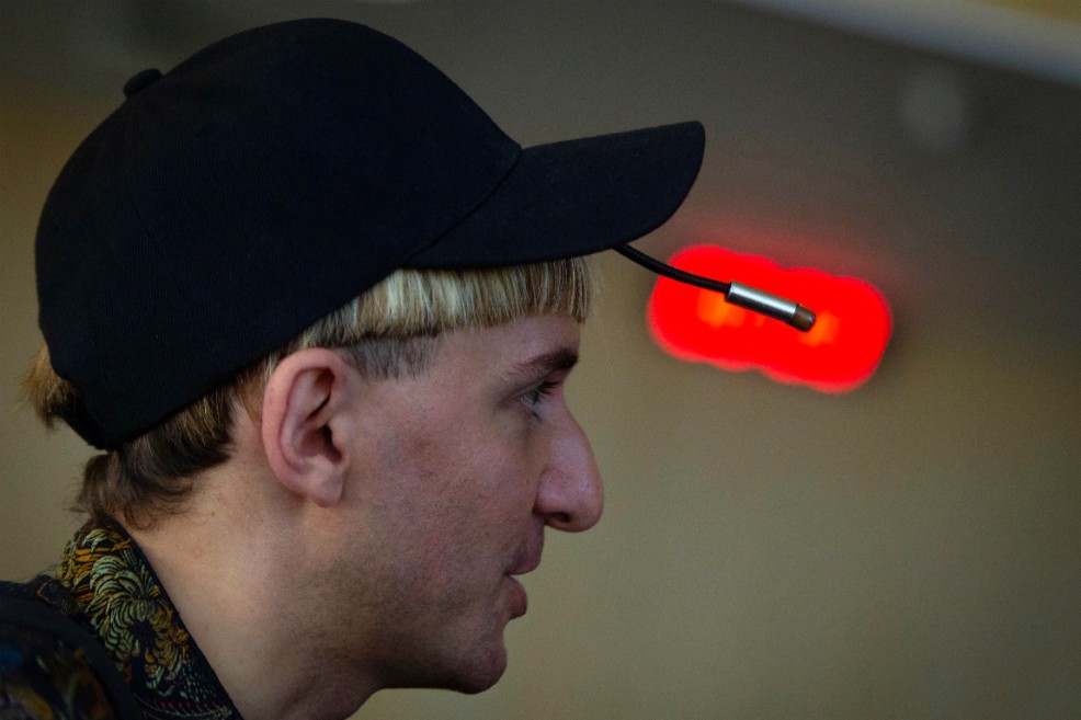 Neil Harbisson.EFE.Tras la operación, Harbisson desarrolló un nuevo sentido que le permite saber a qué suena una cara, "por ejemplo, mediante las diferentes formas de rojo de unos labios", pintar un cuadro a través de un discurso o vestir una canción.