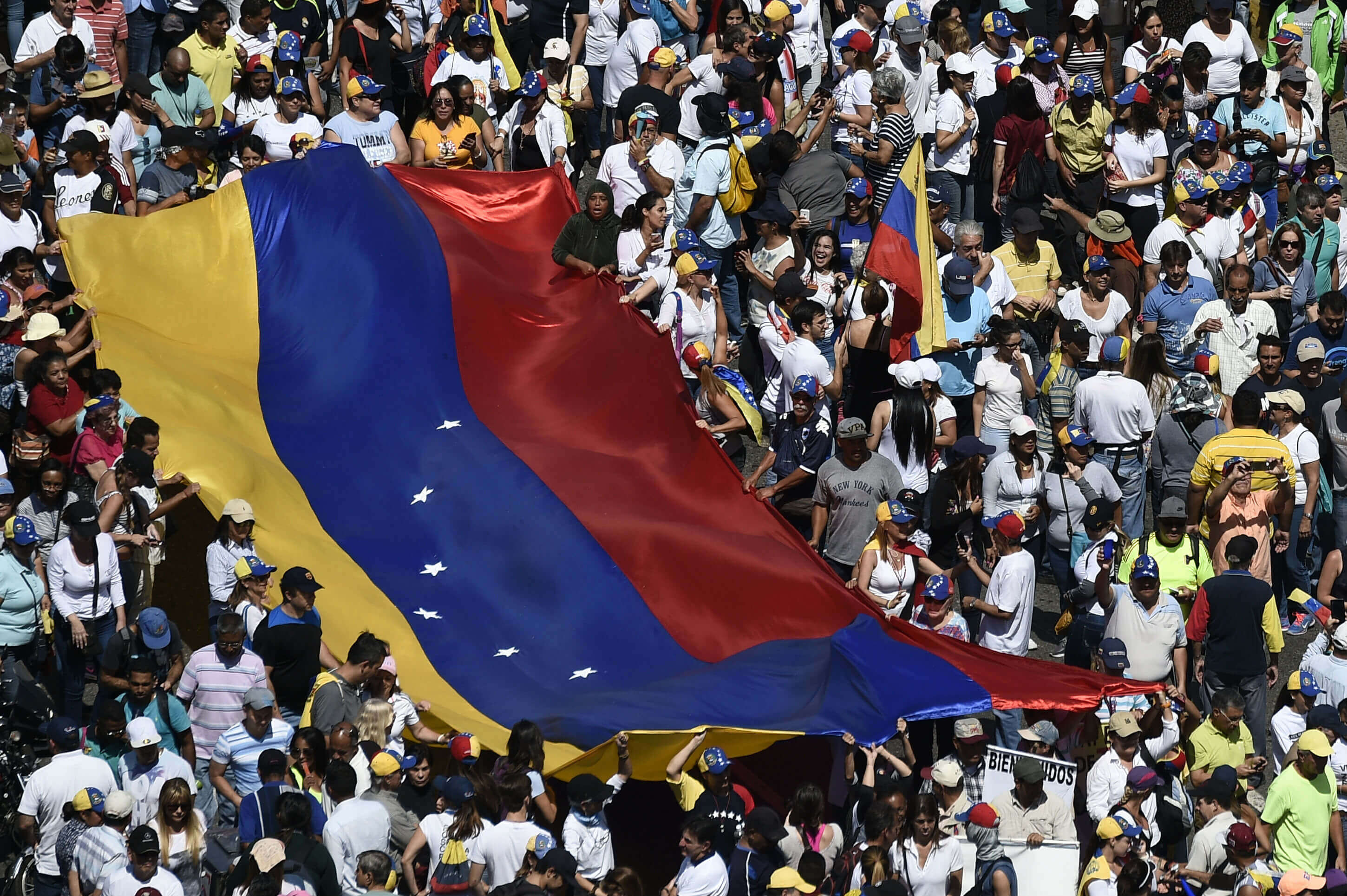 Manifestantes opositores y oficialistas se movilizan en Caracas