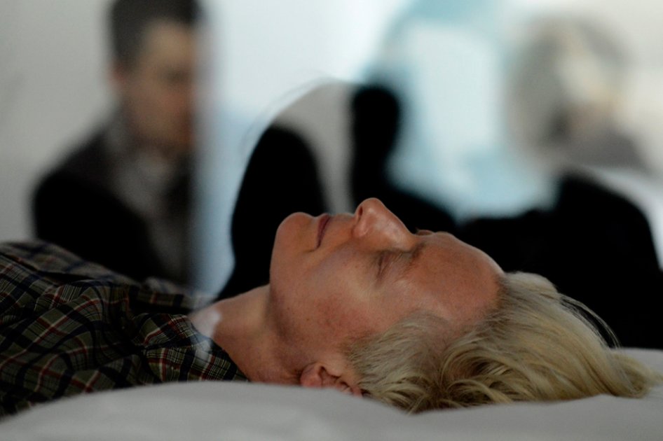 Tilda Swinton se transforma en una obra de arte viviente en el MoMA