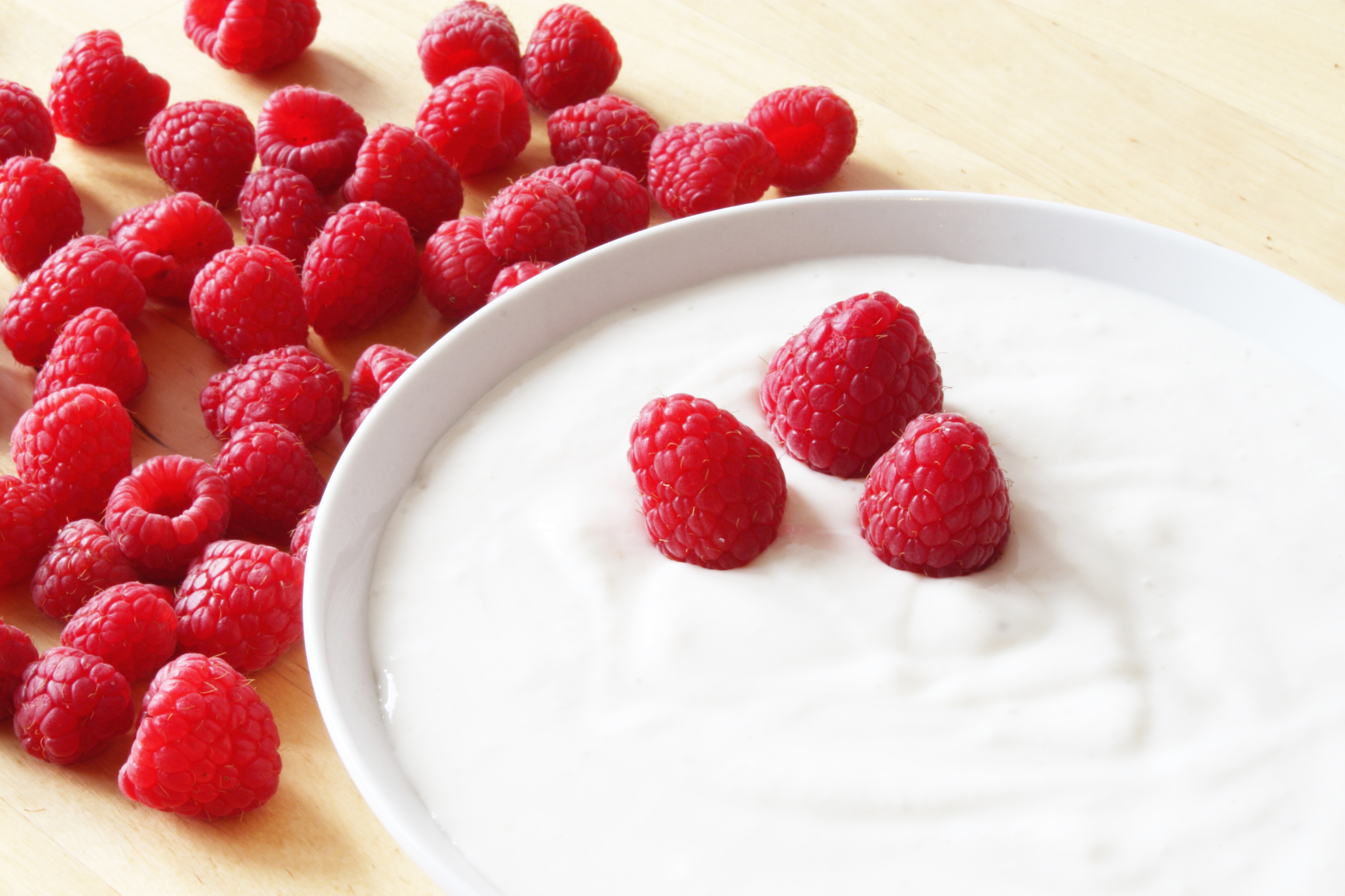 ¿Cuál es la diferencia entre yogur griego y yogur natural y cuál escoger?