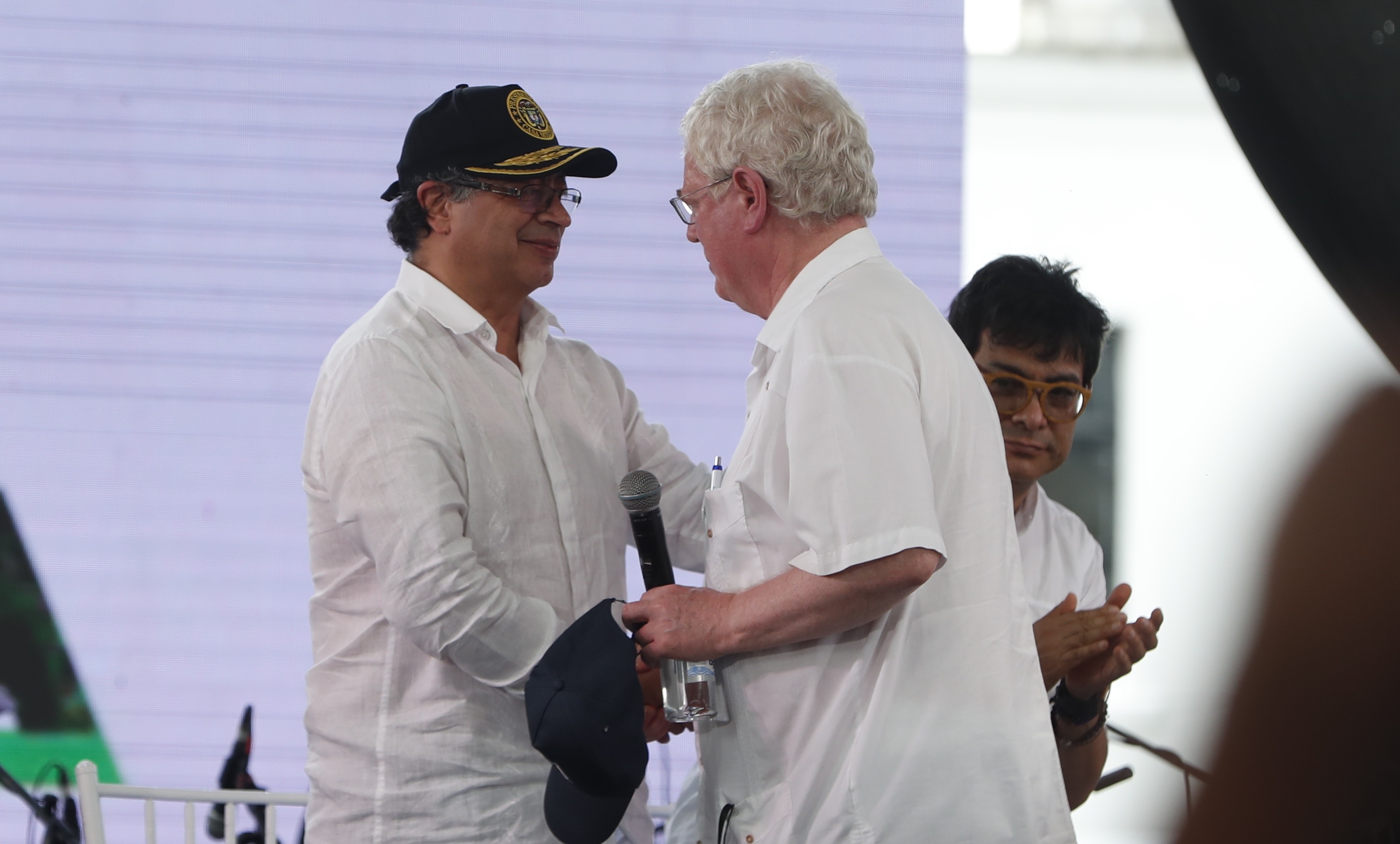 AME8659. BUENAVENTURA (COLOMBIA), 07/12/2022.- El presidente de Colombia, Gustavo Petro, saluda a Eamon Gilmore (d), delegado de la Unión Europea (UE), durante una reunión del diálogo social vinculante, en el marco de una tregua entre bandas que completa más de 80 días, hoy, en Buenaventura (Colombia). Petro resaltó la tregua firmada en septiembre entre los 'Shotas' y los 'Espartanos', las dos bandas más grandes de la ciudad de Buenaventura, el puerto más importante del Pacífico colombiano. El Gobierno tomó el caso de Buenaventura como ejemplo para su proyecto de "paz total". EFE/ Ernesto Guzmán