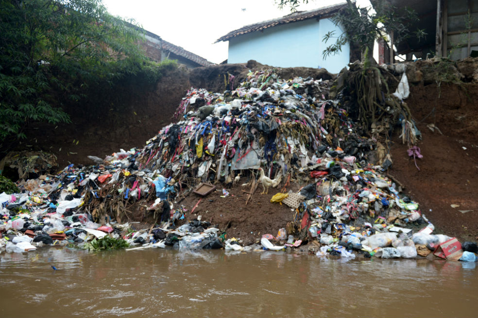 El enorme reto de limpiar ‘el río más contaminado del mundo’ en Indonesia