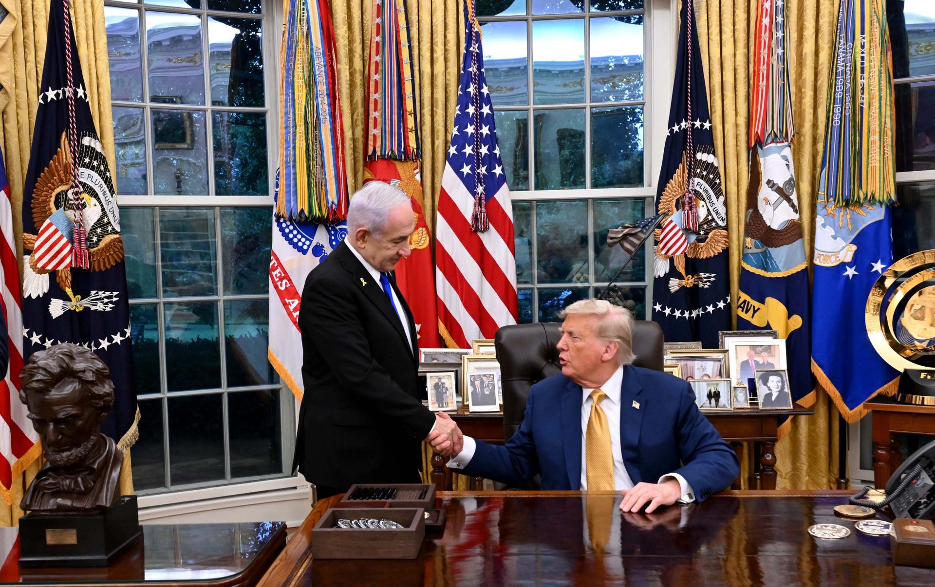 AME1639. WASHINGTON (ESTADOS UNIDOS), 08/07/2025.- Fotografía tomada de la cuenta en Telegram de la Oficina de Prensa del Gobierno de Israel (GPO) que muestra a su primer ministro, Benjamín Netanyahu (i), saludando al presidente de los Estados Unidos, Donald Trump, este lunes, en la Casa Blanca en Washington (Estados Unidos). Trump y Netanyahu concluyeron su segunda jornada de reuniones para afinar los detalles del acuerdo de tregua en la Franja de Gaza. EFE/ Avi Ohayon /GPO /SOLO USO EDITORIAL/ NO VENTAS/ SOLO DISPONIBLE PARA ILUSTRAR LA NOTICIA QUE ACOMPAÑA (CRÉDITO OBLIGATORIO)