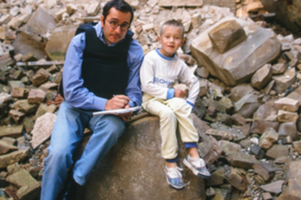 Alfonso Armada con Edo en la Biblioteca de Sarajevo, julio de 1993. / Gervasio Sánchez