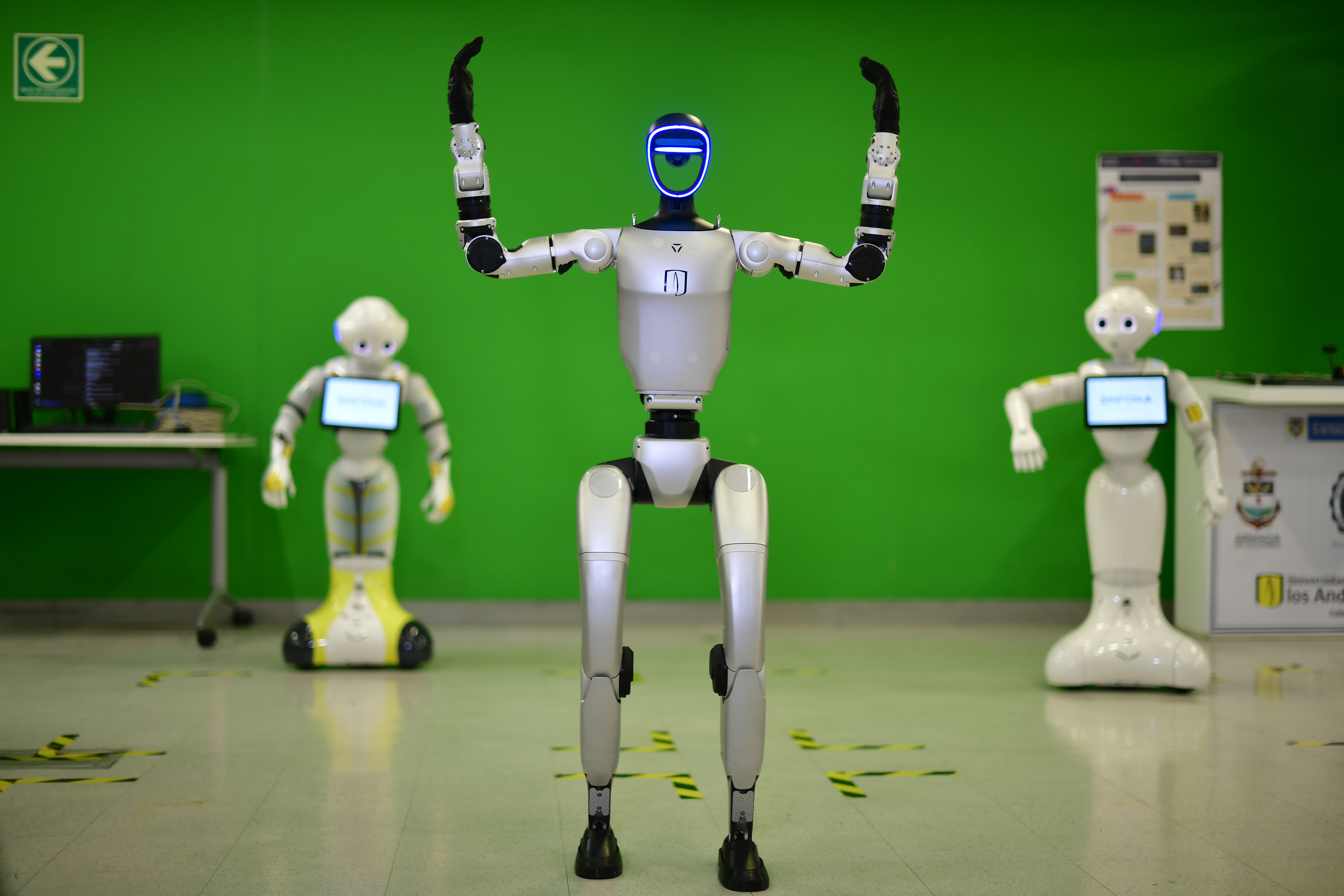 Aura adelante de robots de generaciones pasadas que fueron usados en Los Andes.